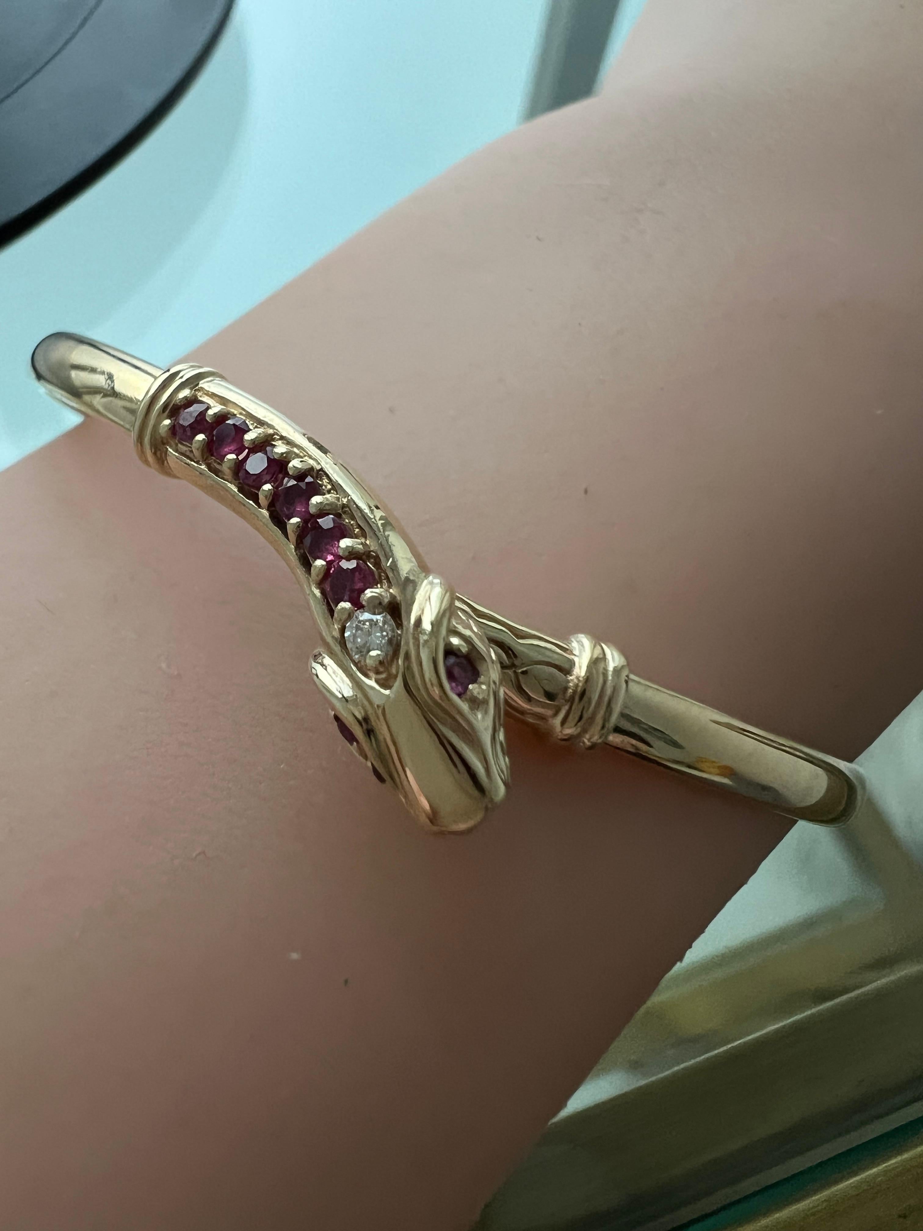 Vintage-Schlangenarmreif aus 9 Karat Gold mit Rubinen und Diamanten. (Rundschliff)