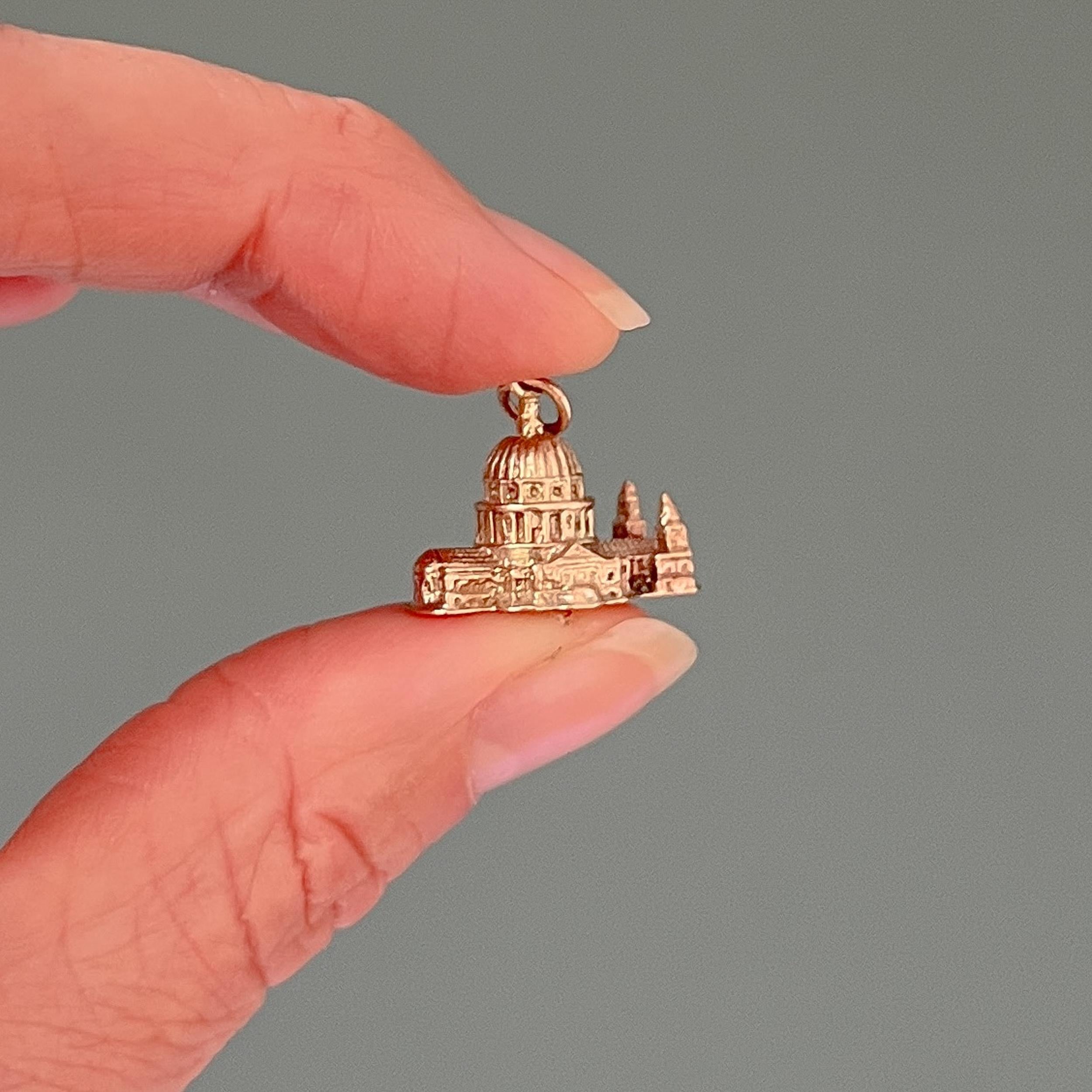 Vintage 9K Gold St. Pauls Cathedral Charm Pendant In Good Condition For Sale In Rotterdam, NL