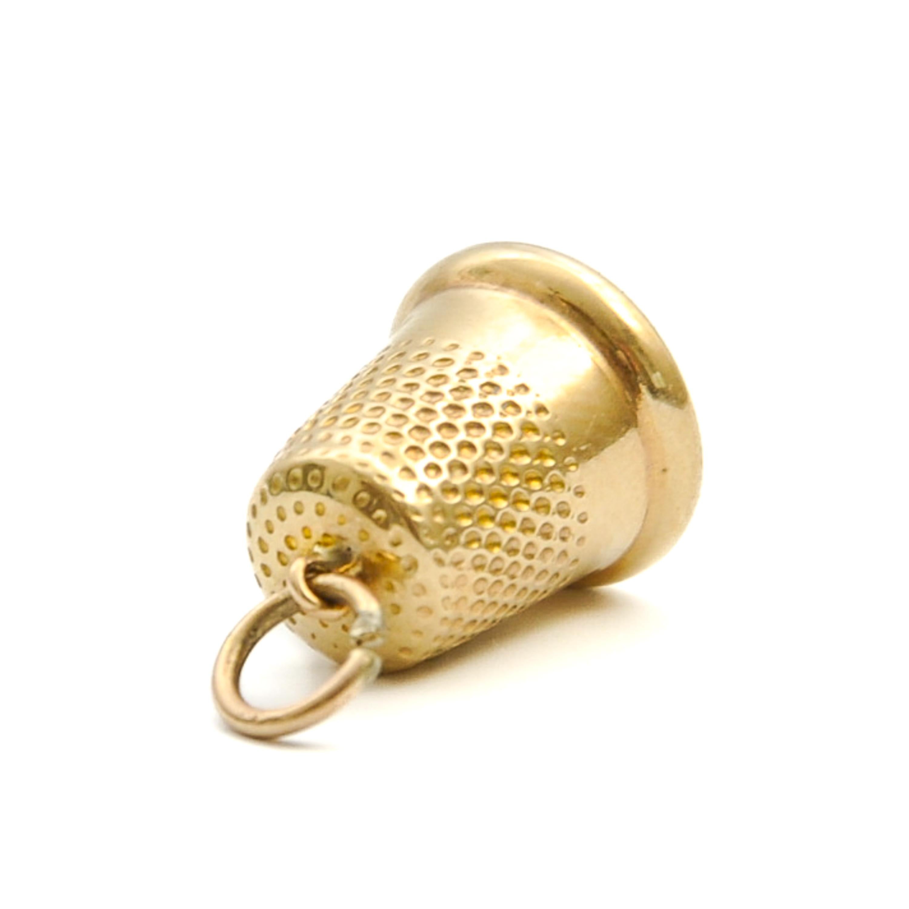Vintage 9K Gold Thimble Charm Pendant In Good Condition For Sale In Rotterdam, NL