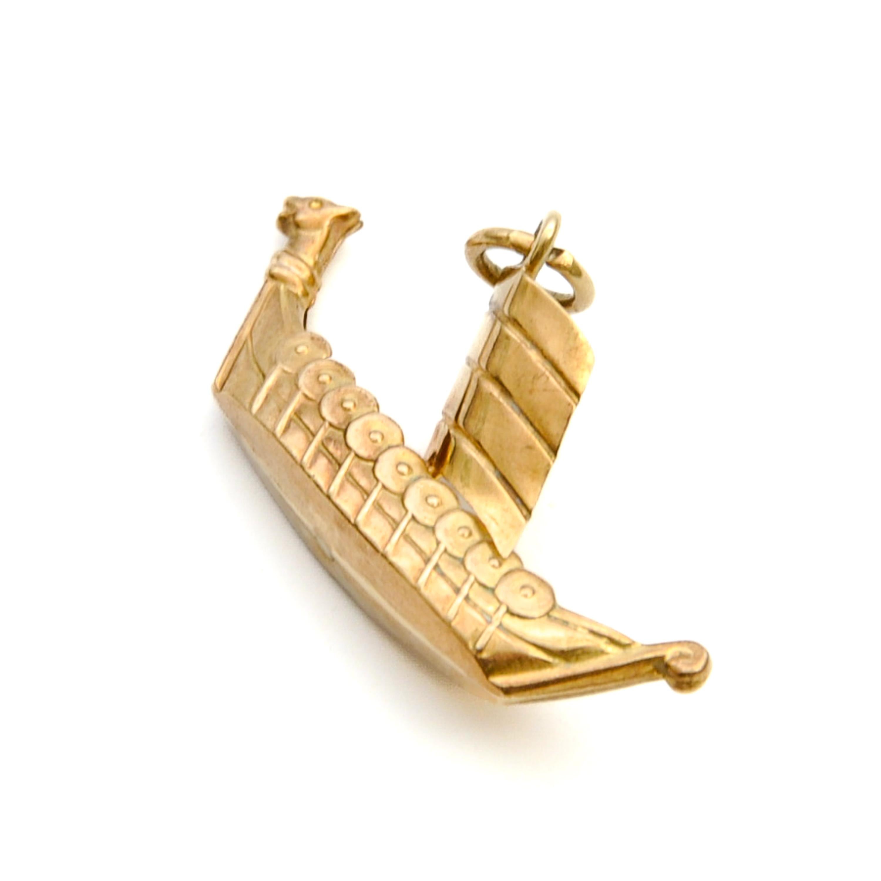 Vintage 9K Gold Viking Ship Charm Pendant In Good Condition For Sale In Rotterdam, NL
