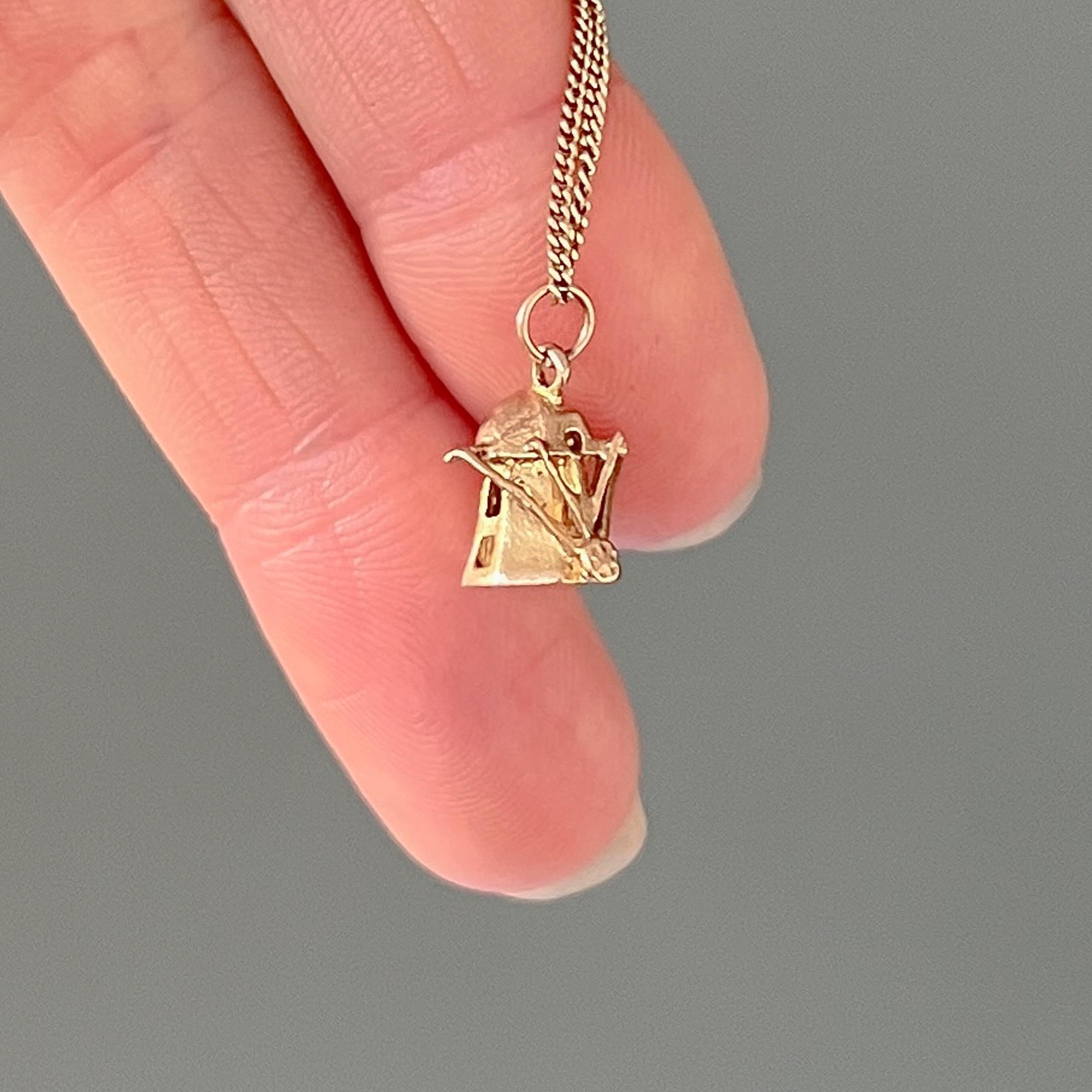 Vintage 9K Gold Windmill Charm Pendant In Good Condition For Sale In Rotterdam, NL