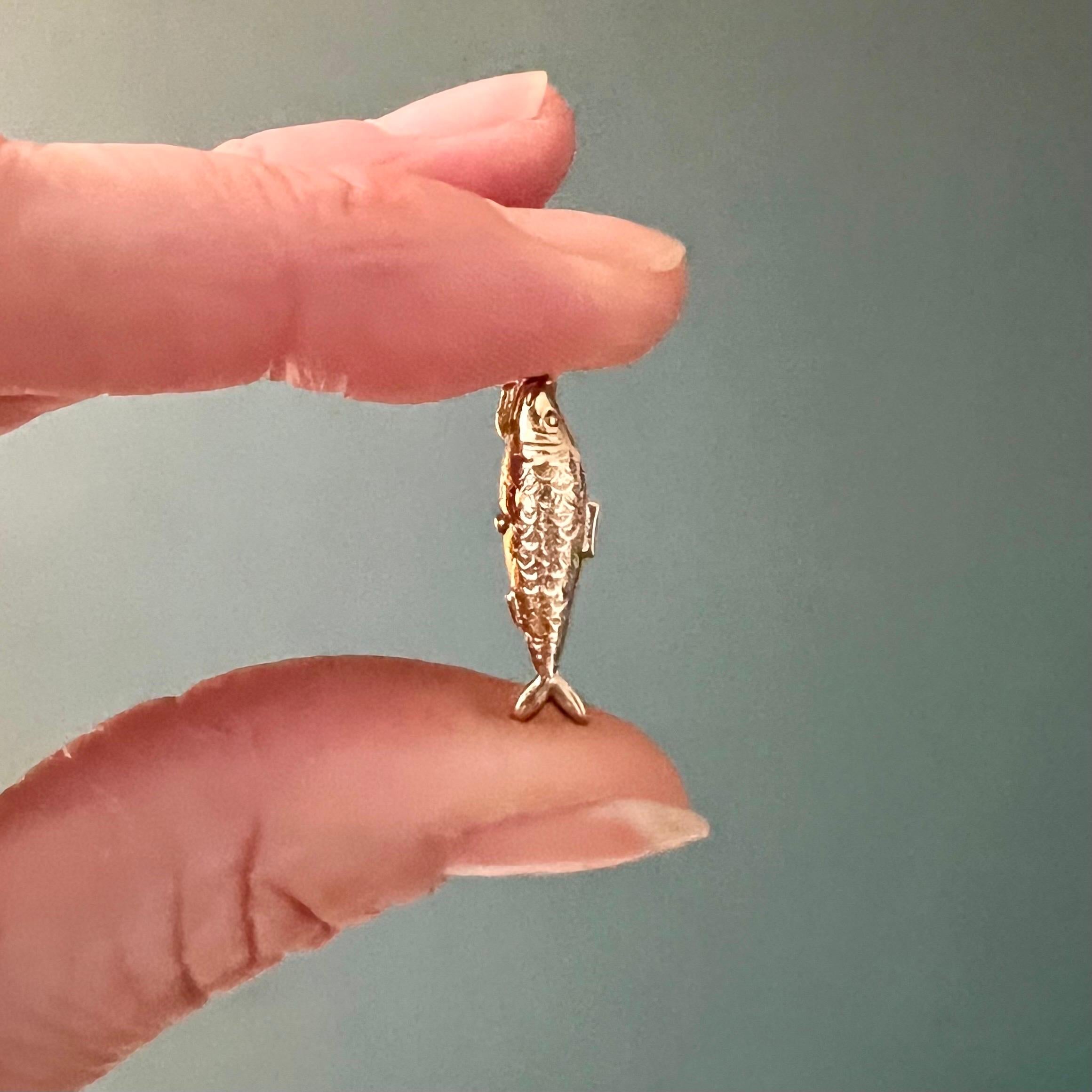 Questo è un ciondolo a forma di pesce vintage in oro 9 carati. Il ciondolo a forma di pesce è ben dettagliato e presenta delle belle incisioni con squame e pinne sul corpo.

I ciondoli sono ottimi da collezionare come ricordi da indossare, hanno un