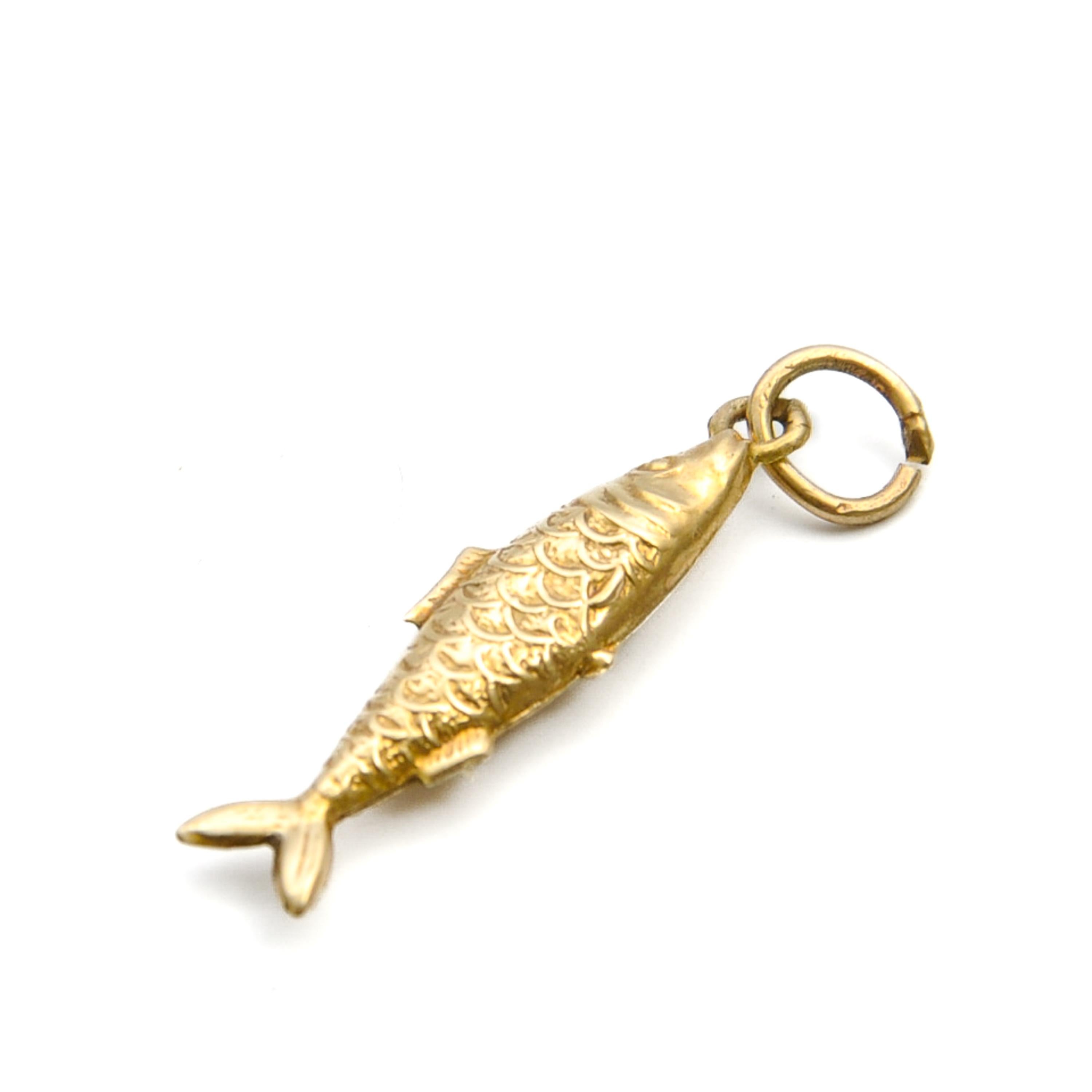 Vintage 9K Gold Zodiac Pisces Fish Charm Pendant In Good Condition For Sale In Rotterdam, NL