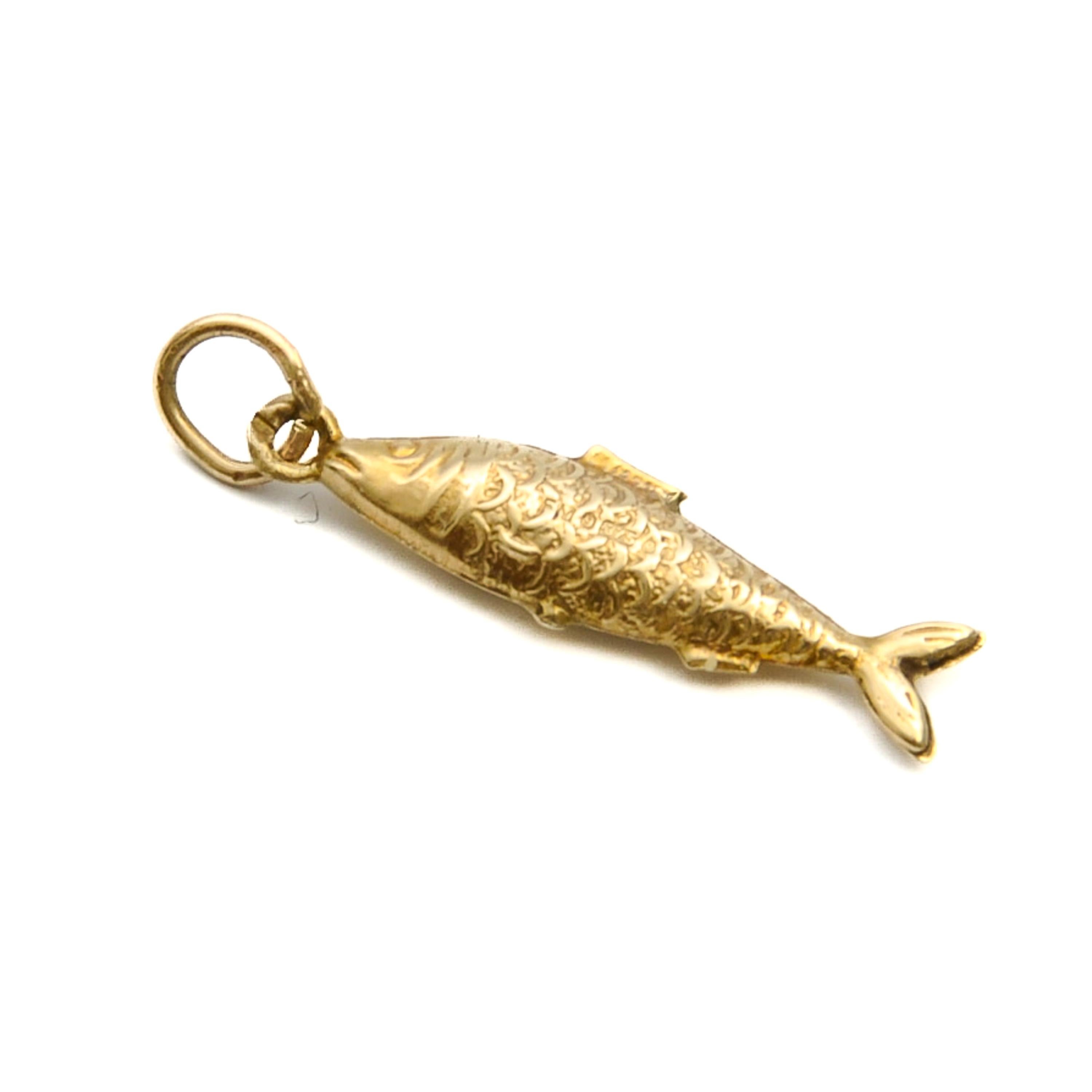 Vintage 9K Gold Zodiac Pisces Fish Charm Pendant For Sale 1