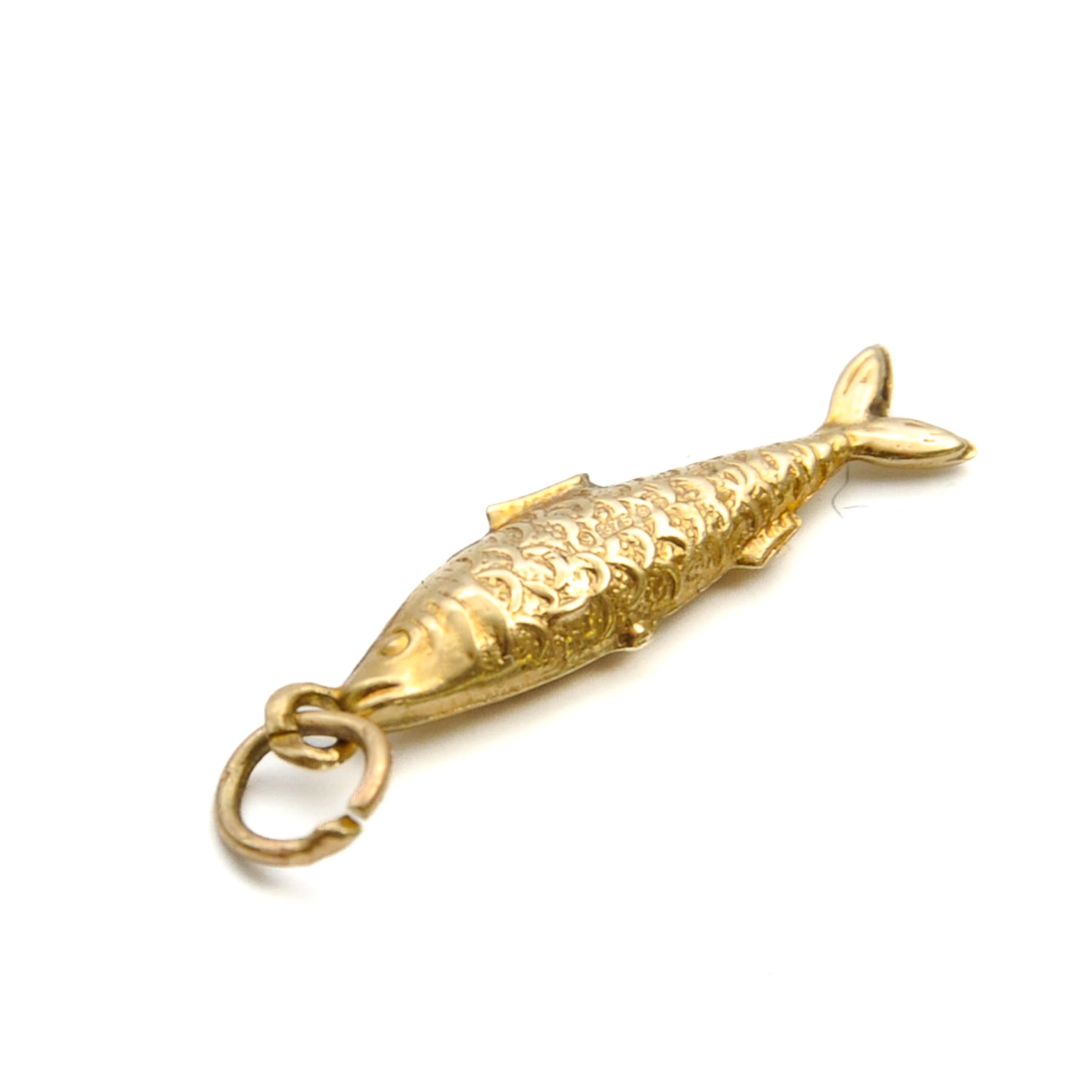 Vintage 9K Gold Zodiac Pisces Fish Charm Pendant For Sale 2