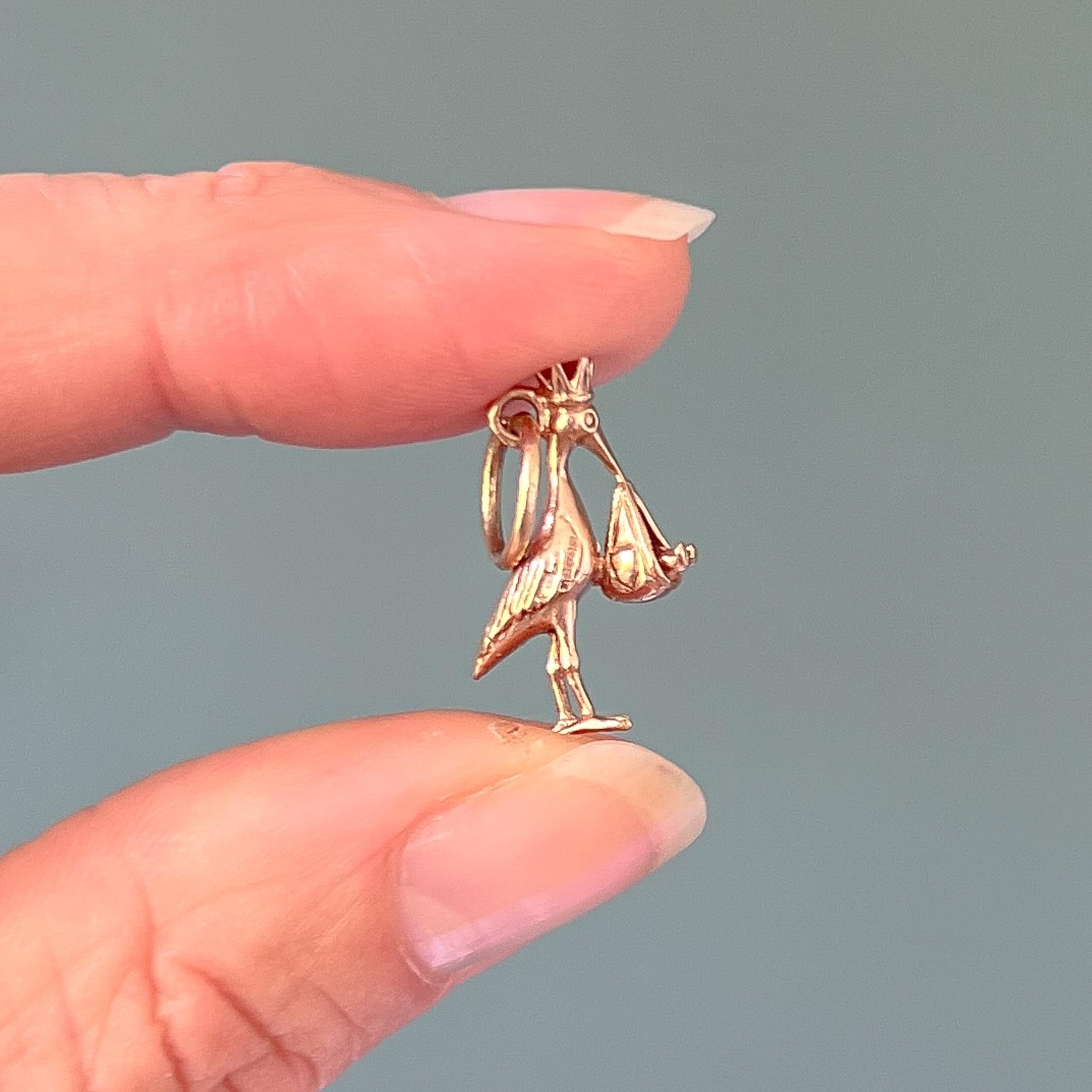 Vintage 9K Rose Gold Bird Stork with Baby Charm Pendant In Good Condition For Sale In Rotterdam, NL
