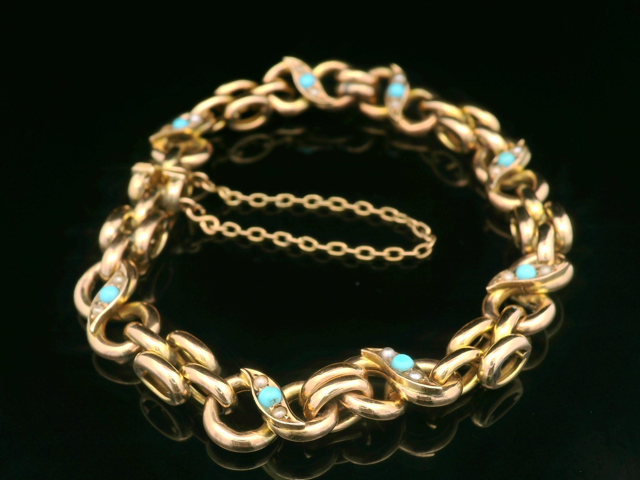 --Pierre(s) :...
(8) Turquoise naturelle véritable - taille cabochon rond - serti - couleur bleu turquoise - 2mm chaque (approx.)
(15) Perles de rocaille véritables - forme Roush - couleur blanc grisâtre - 1,2 mm chacune (environ)

MATERIAL : Or