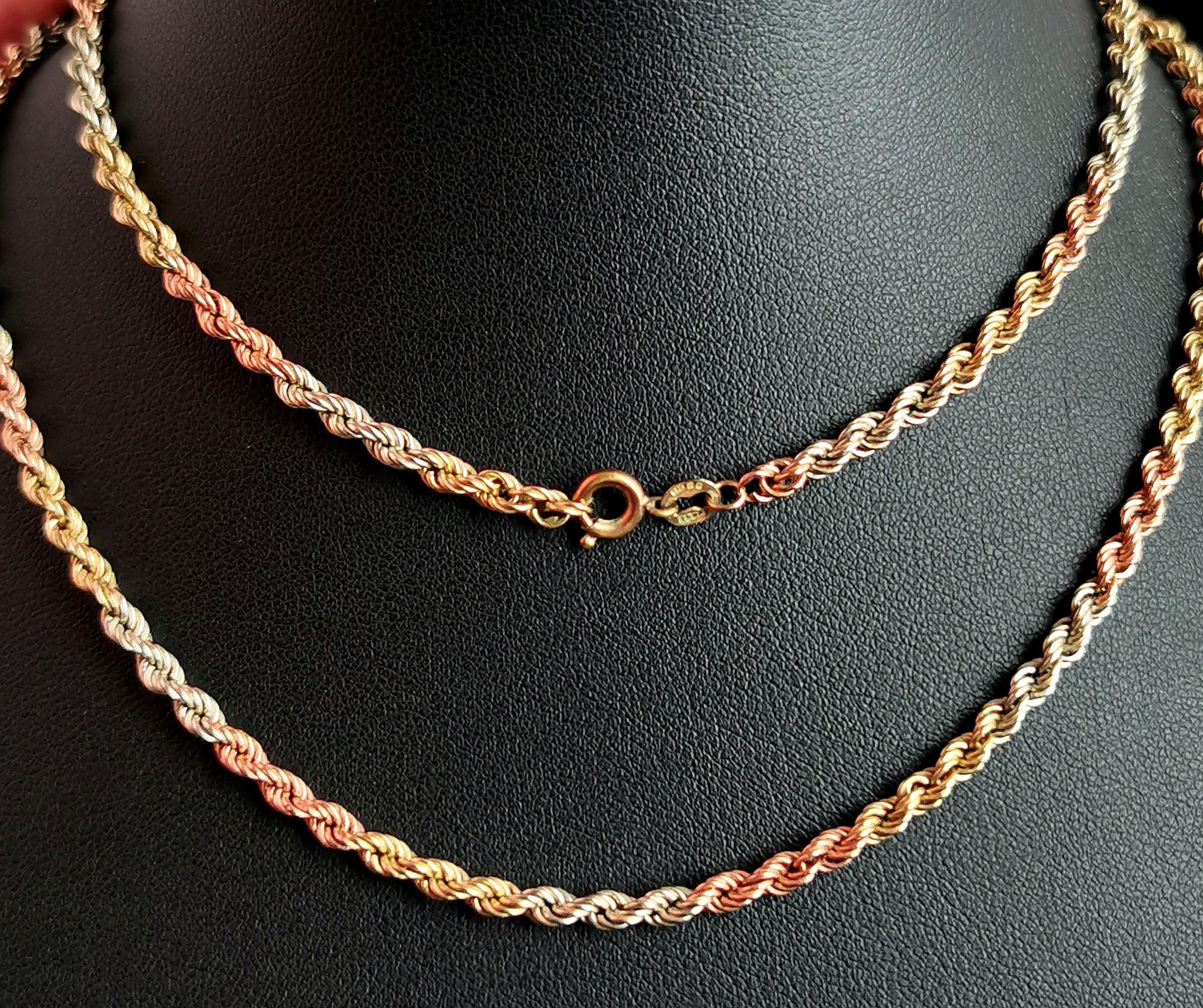 Ein wunderschönes Vintage 9kt tri Farbe Gold Seil Kette Halskette.

Diese Kette hat schöne dreifarbige Rope Twist Glieder in einem reichen 9kt Gelbgold, Roségold und Weißgold mit einer schönen tragbaren Länge.

Sie sieht aus wie eine schwerere