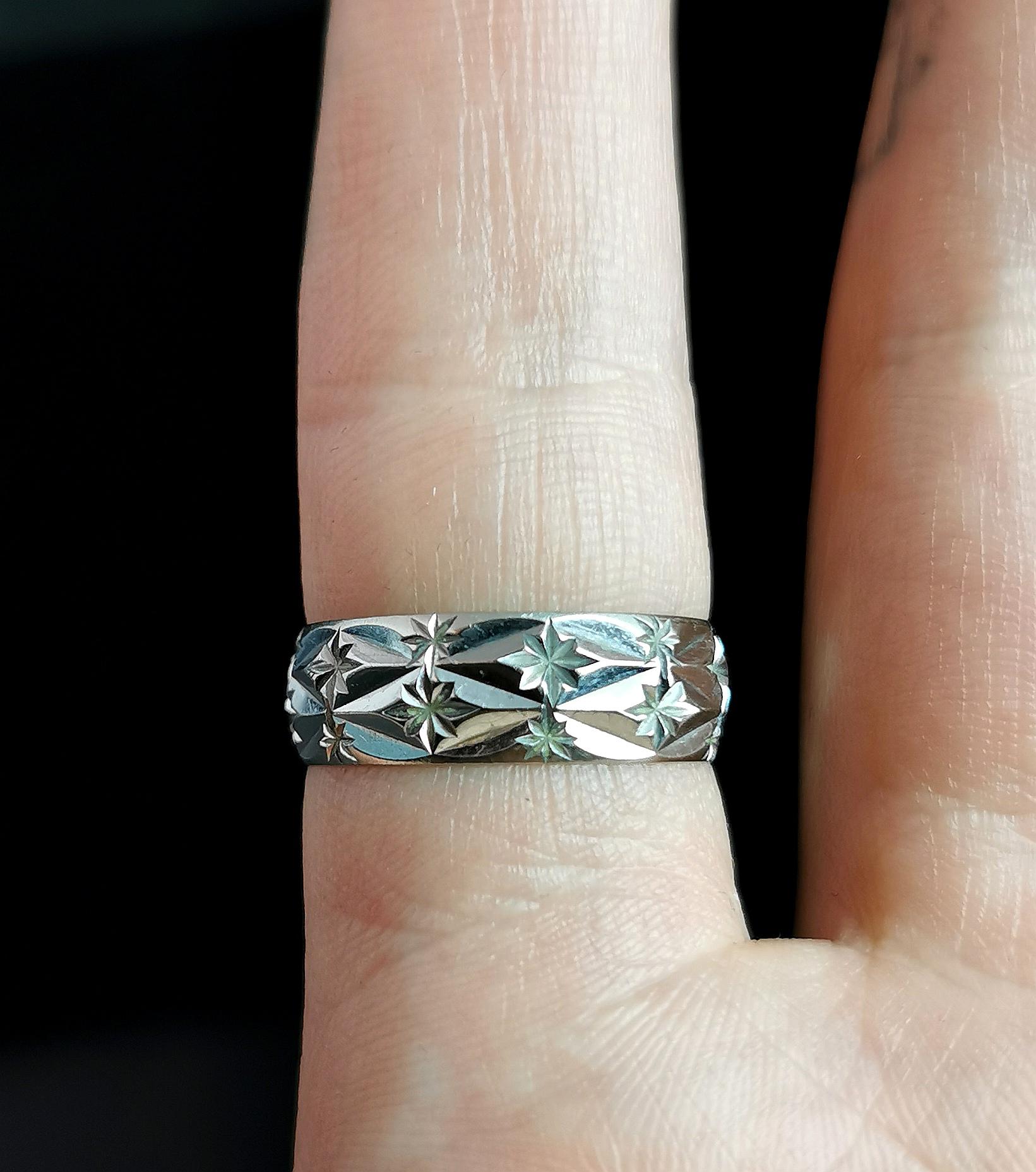 Vintage 9k White Gold Star Motif Band Ring, 1970s In Good Condition For Sale In NEWARK, GB