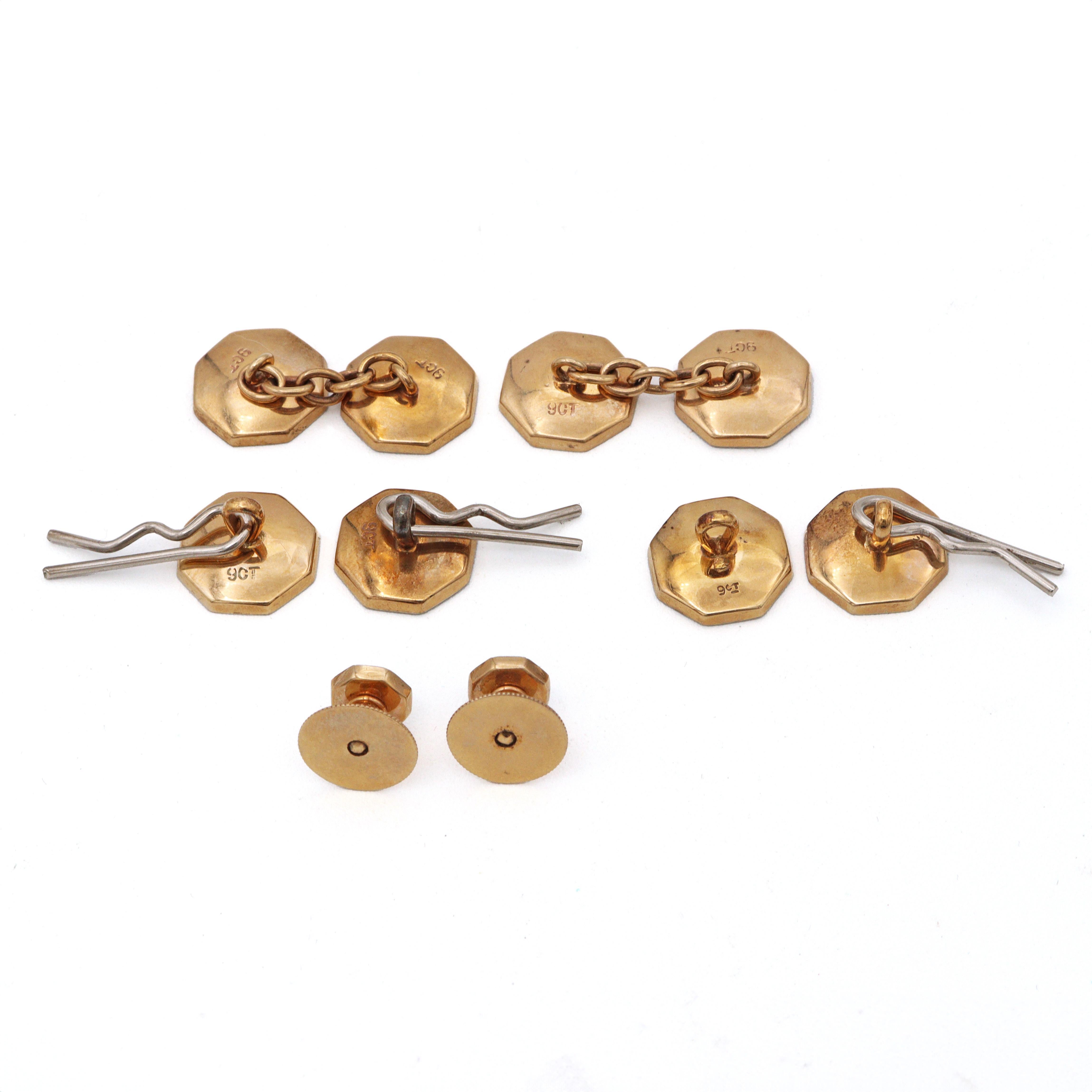 Ein raffiniertes Anzug-Set für Herren im Vintage-Stil aus 9-karätigem Gelbgold mit Einlagen aus poliertem schwarzem Onyx, die einen zeitlosen, raffinierten Kontrast bilden. Dieses klassische Set umfasst passende Manschettenknöpfe und Hemdknöpfe,