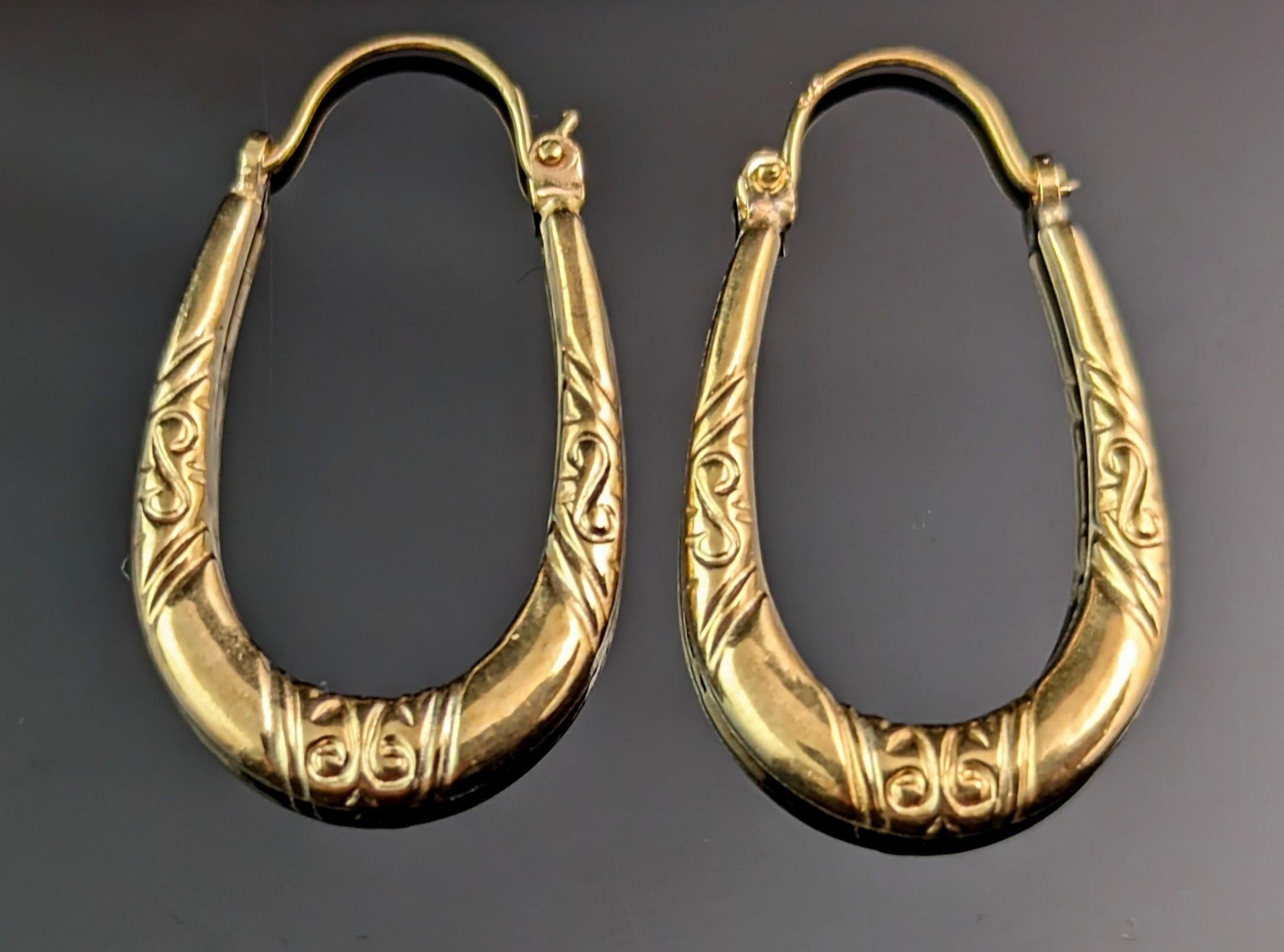 A gorgeous pair of vintage gold creole style hoop earrings. 

Medium sized lightweight hoops with an engraved design. 

They are hollow so nice and lightweight making them easy to wear. 

They are for pierced ears and have a latch back style
