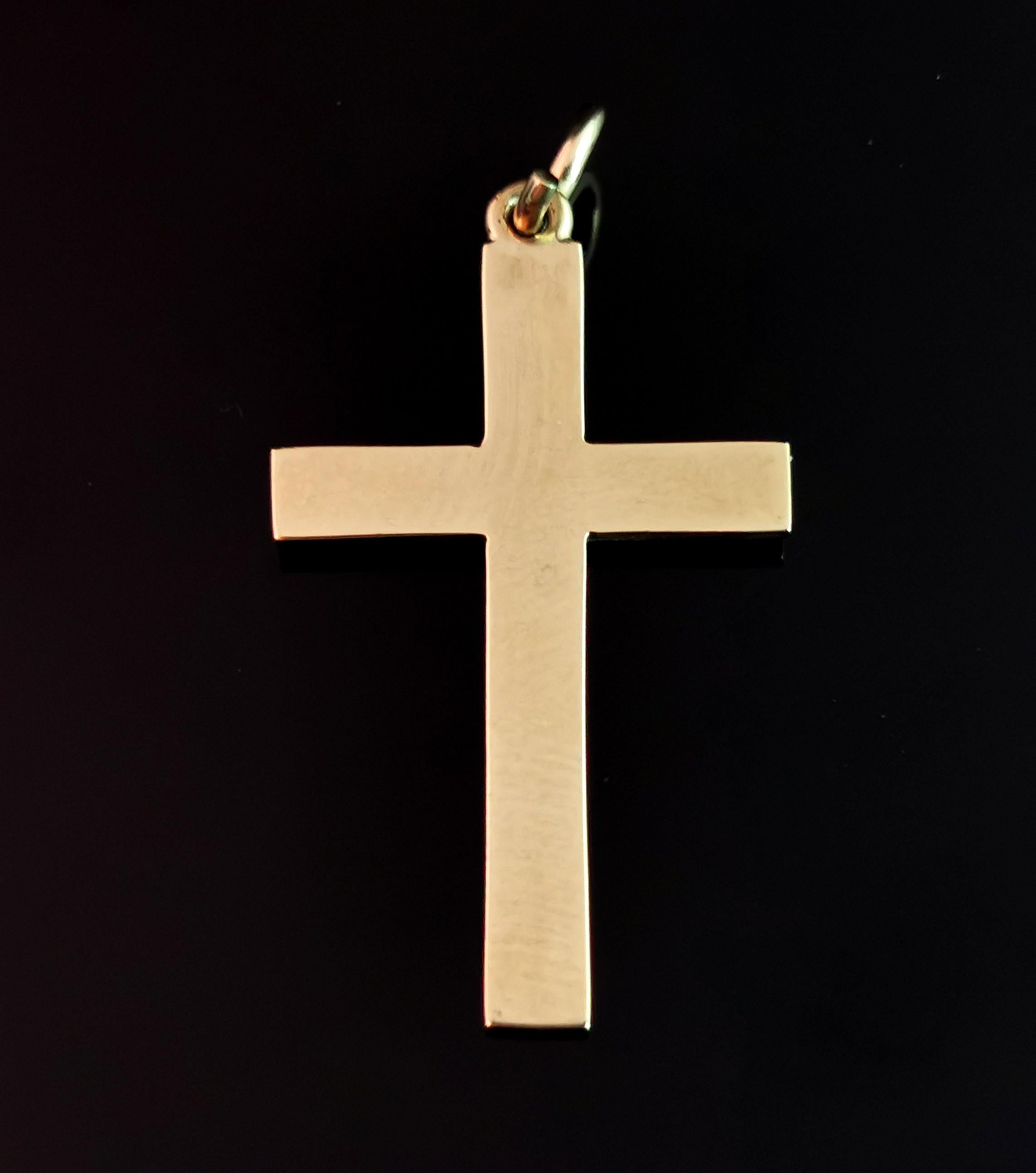 An attractive vintage, Mid-century 9kt yellow gold Cross pendant.

It has a smooth polished, plain finish the yellow gold having a nice rich tone.

Made by the renowned and highly respected maker Deakin and Francis, Deakin and Francis pieces are