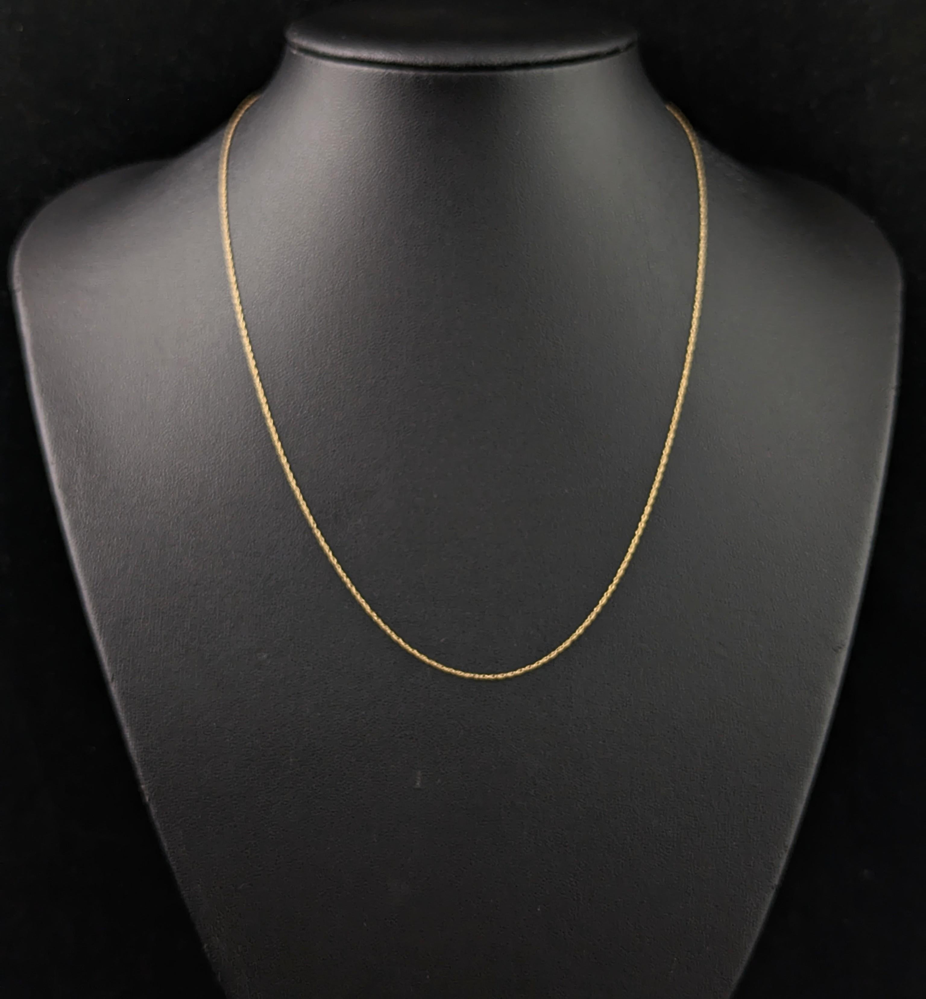 A fine dainty vintage 9ct gold trace chain such as this is the perfect accompaniment to your favourite small lockets, pendants and charms.

It is a fine interlinked rolo trace link in a rich yellow gold with a spring ring clasp.

It is a good length
