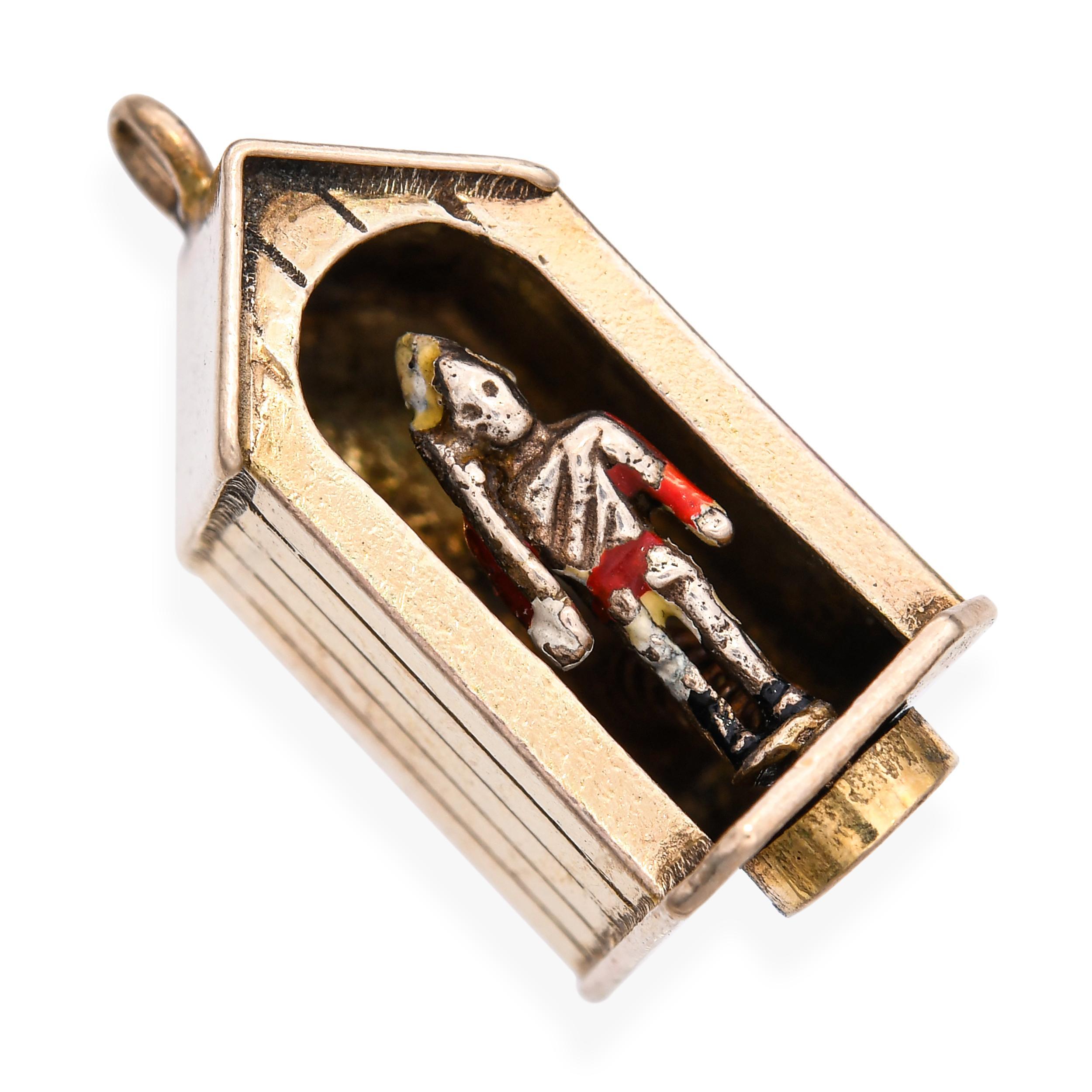 Cette charmante pièce vintage est réalisée en or jaune 9 carats et représente un garde royal miniature à l'intérieur d'une guérite détaillée. Le design comprend un mécanisme cinétique astucieux - lorsqu'on tourne le petit bouton à la base, le