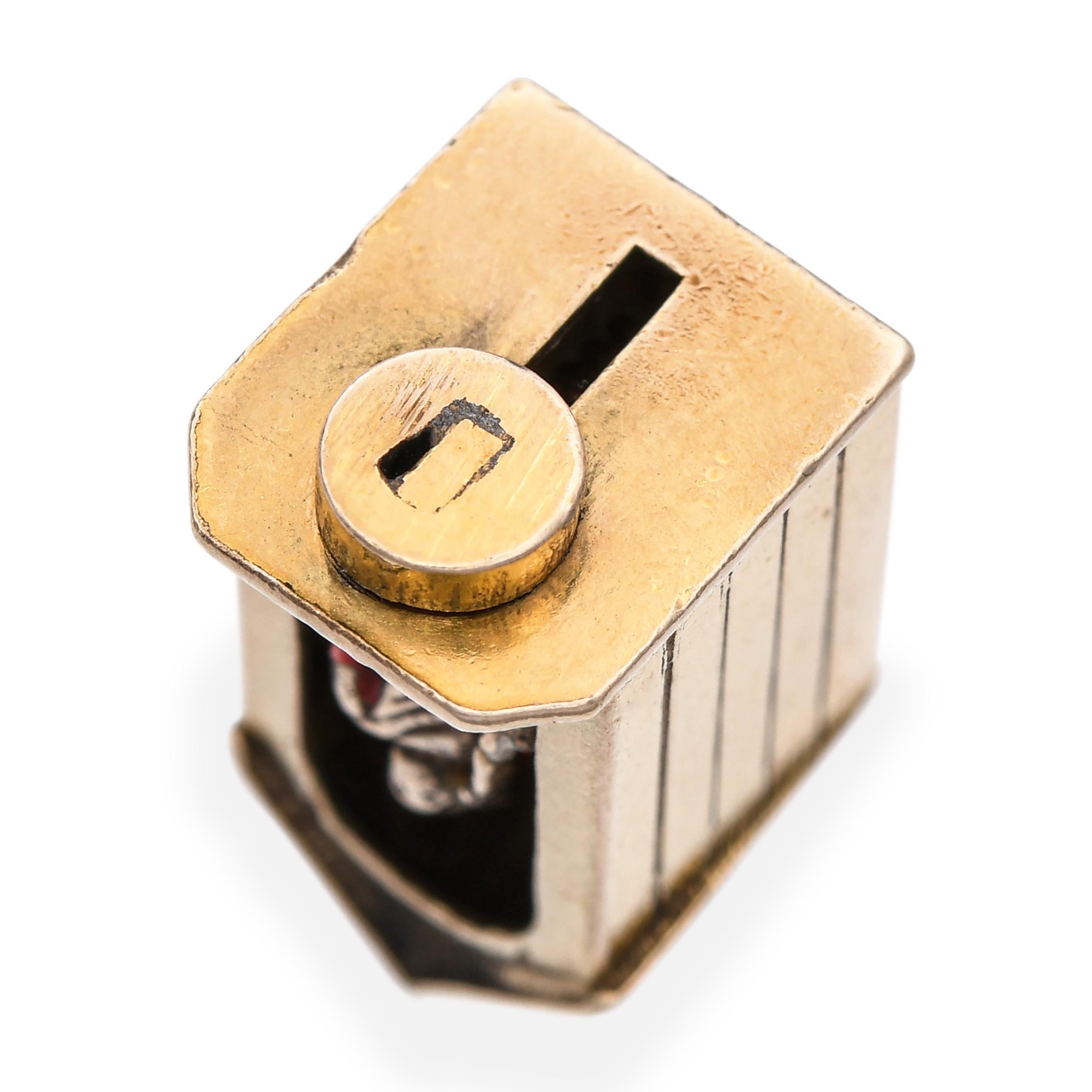 Pendentif en or jaune 9K avec breloque cinétique pour la garde royale et la sentinelle en vente 1