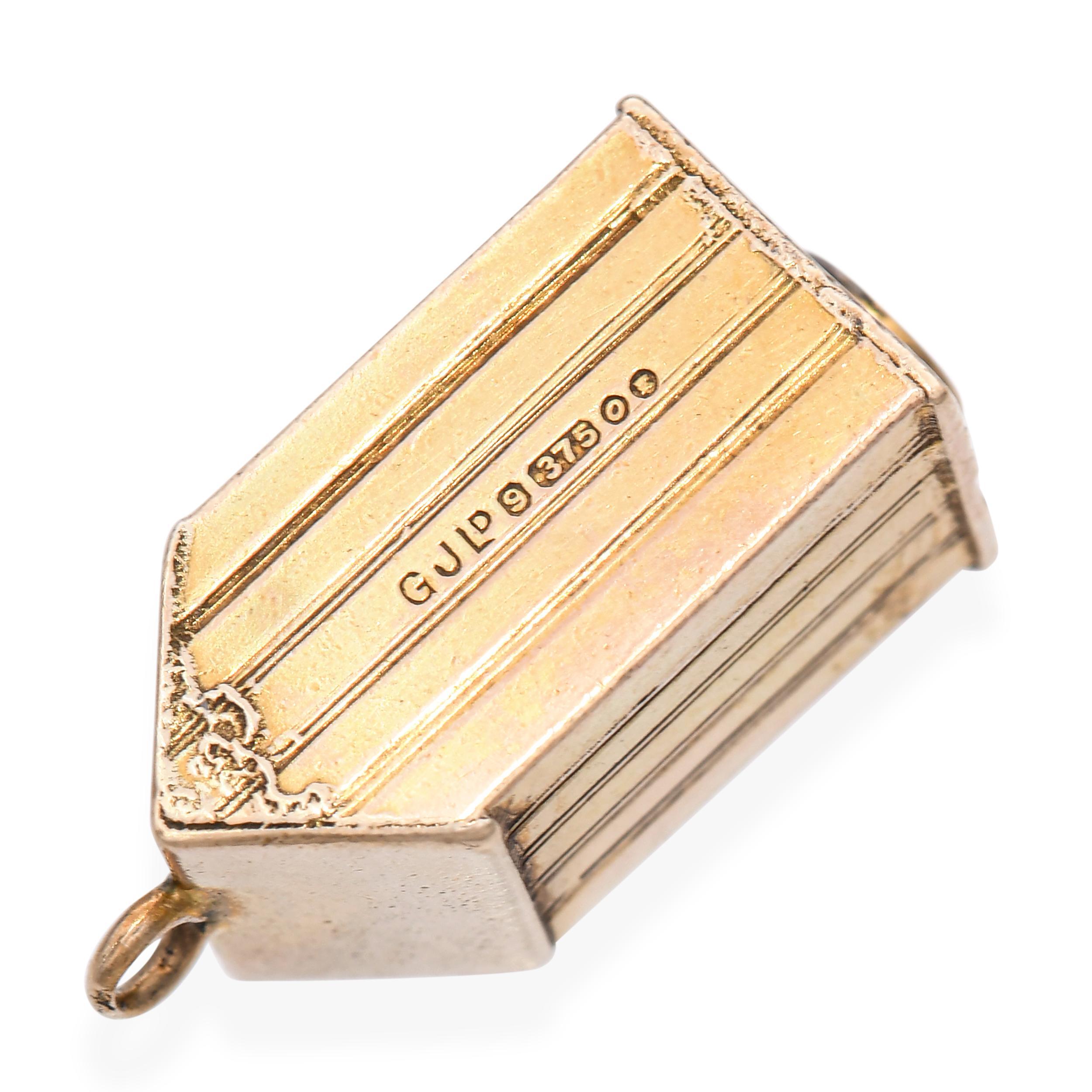 Pendentif en or jaune 9K avec breloque cinétique pour la garde royale et la sentinelle en vente 2