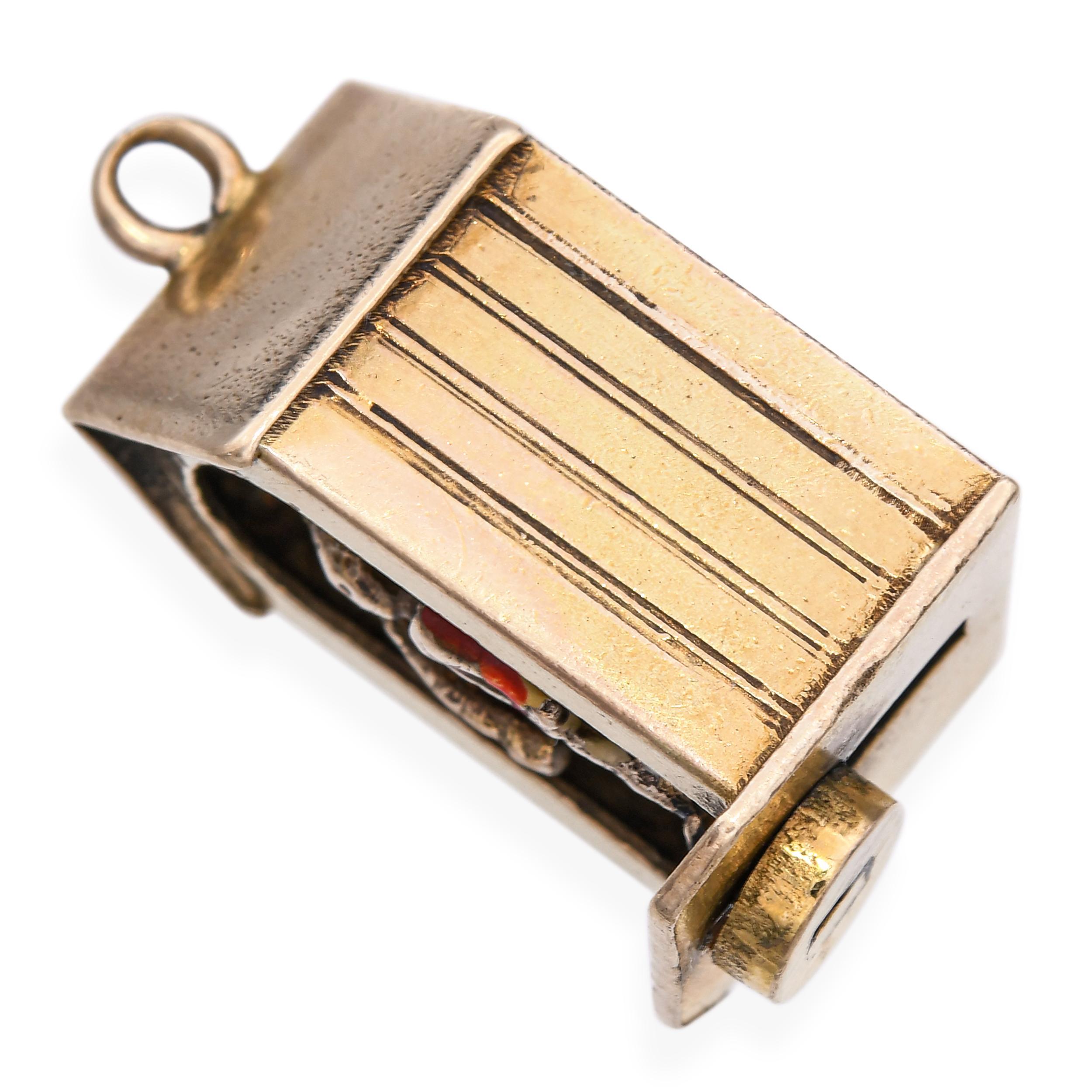 Pendentif en or jaune 9K avec breloque cinétique pour la garde royale et la sentinelle en vente 3