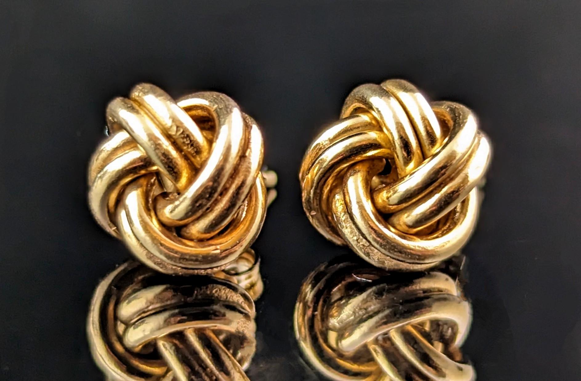 A lovely little chunky pair of vintage 9ct gold knot earrings.

A design that has been loved and revered for centuries and with it's design rooted in the ever popular Victorian era lovers knot.

These earrings are hollow making them lightweight and