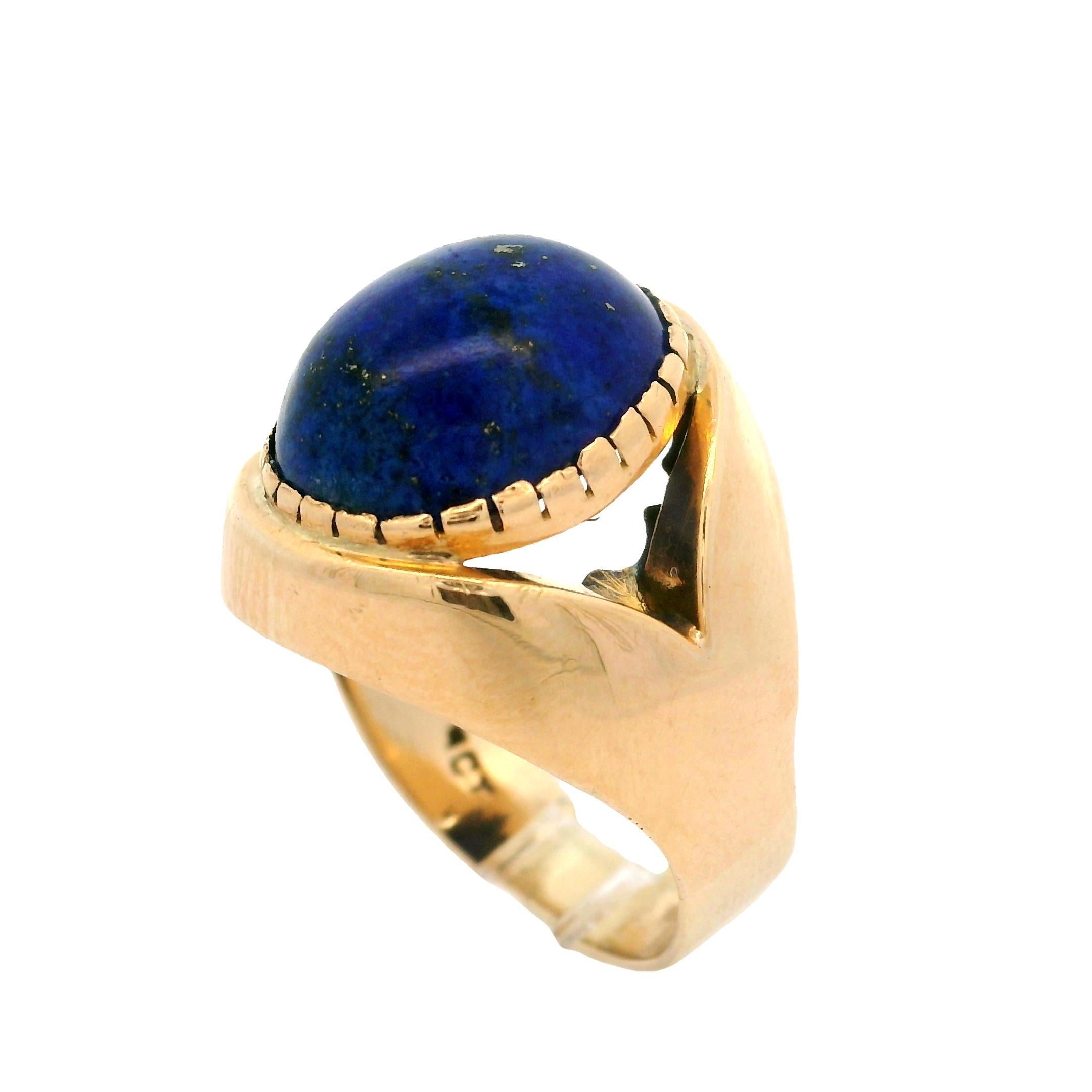 Vintage 9k Yellow Gold Lapis Lazuli Polished Wide Soliatire Ring Size 8 In Excellent Condition For Sale In Montclair, NJ