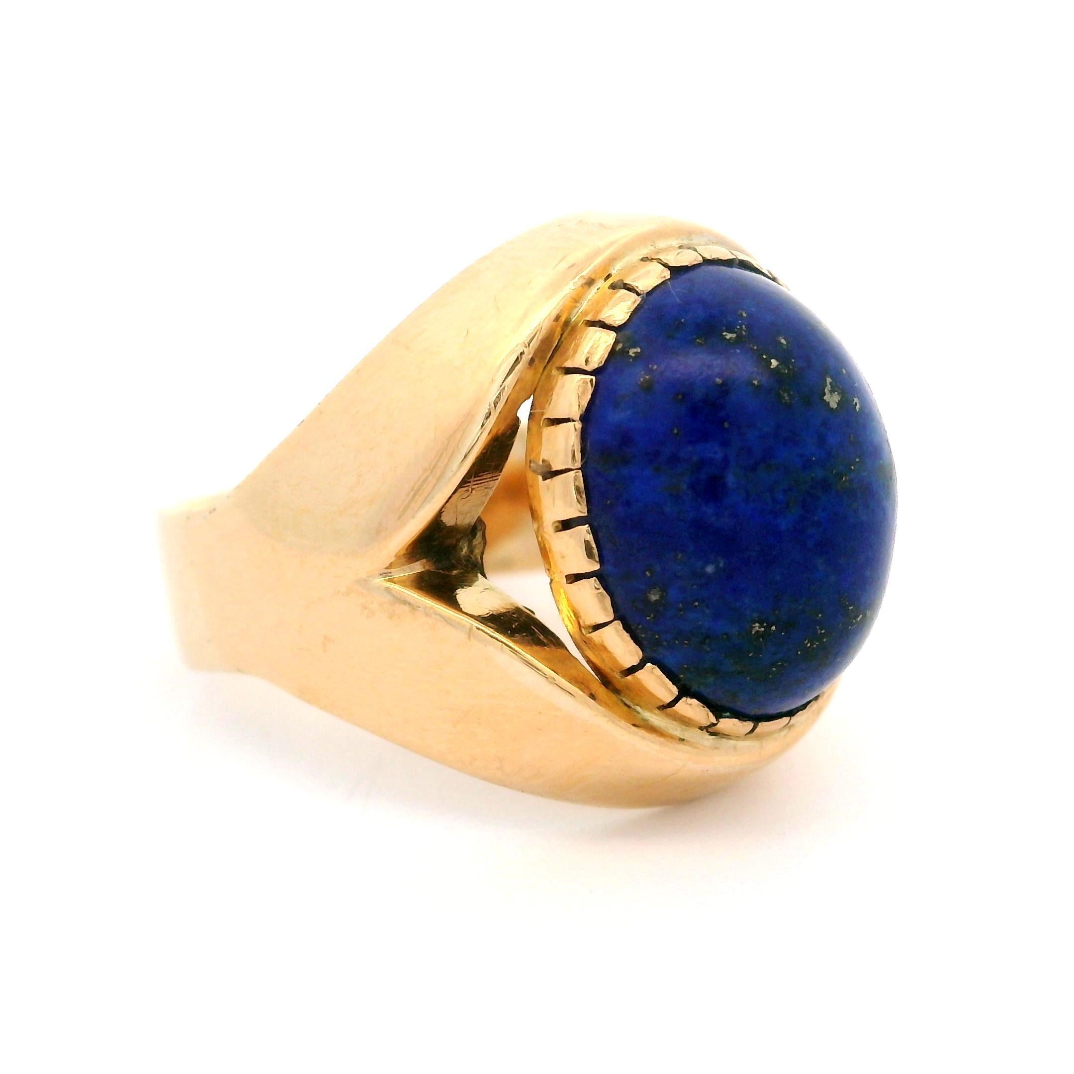 Vintage 9k Yellow Gold Lapis Lazuli Polished Wide Soliatire Ring Size 8 For Sale 3