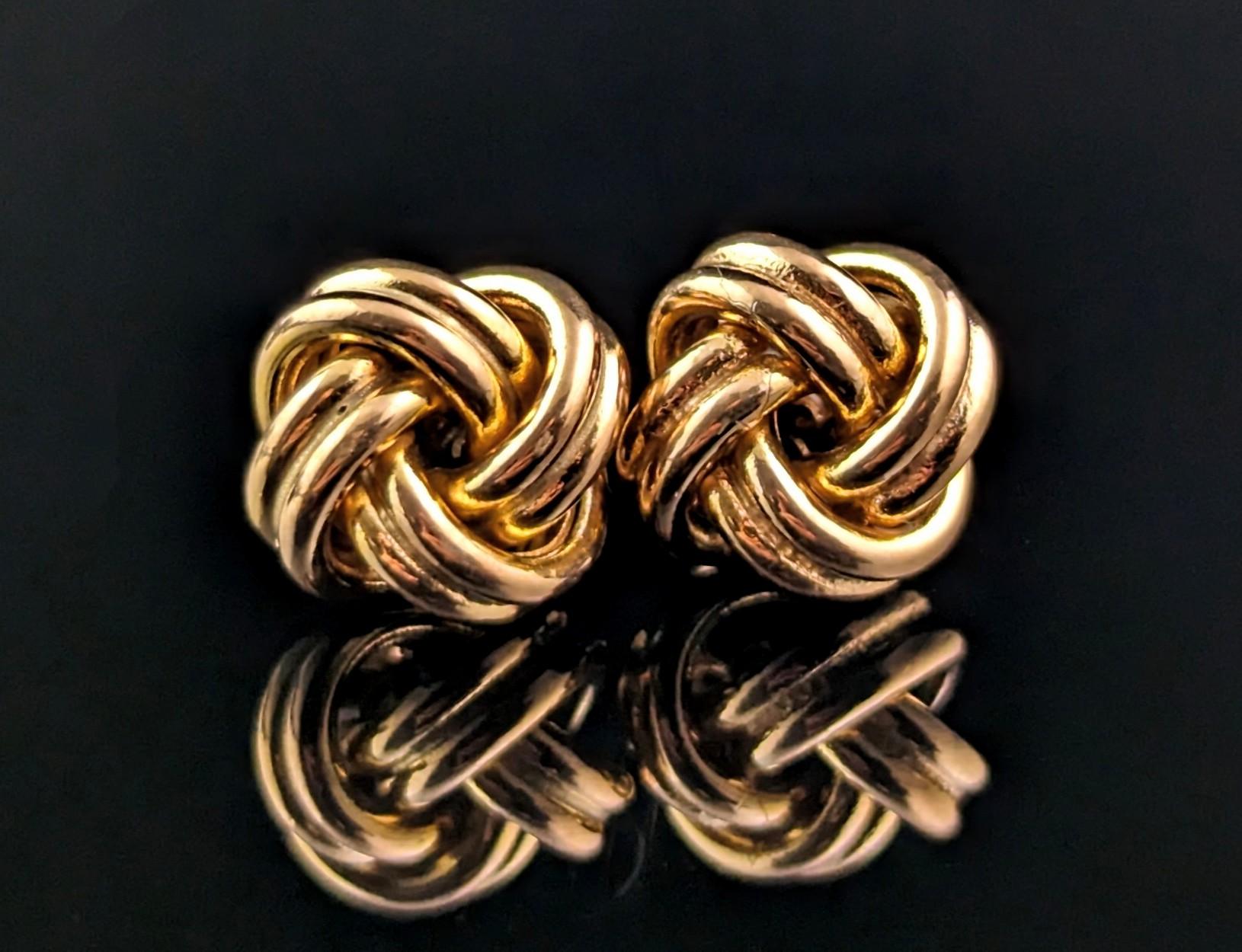 A lovely little chunky pair of vintage 9ct gold lovers knot earrings.

A design that has been loved and revered for centuries and with it's design rooted in the ever popular Victorian era lovers knot.

The lovers knot is said to represent the