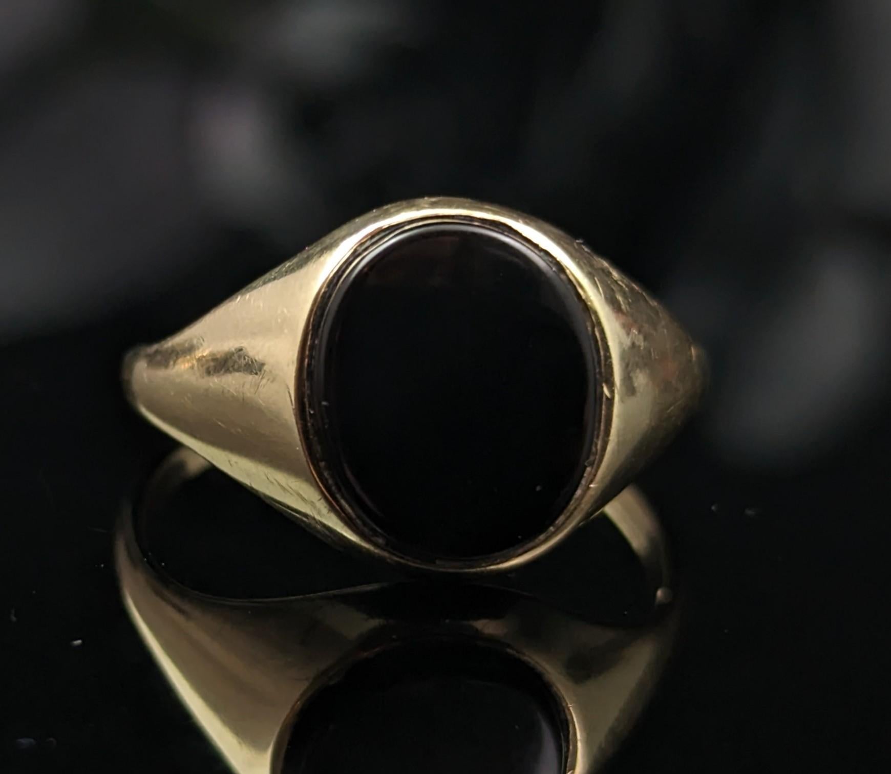 Vintage 9k Yellow Gold Onyx Signet Ring, Pinky Ring In Good Condition In NEWARK, GB