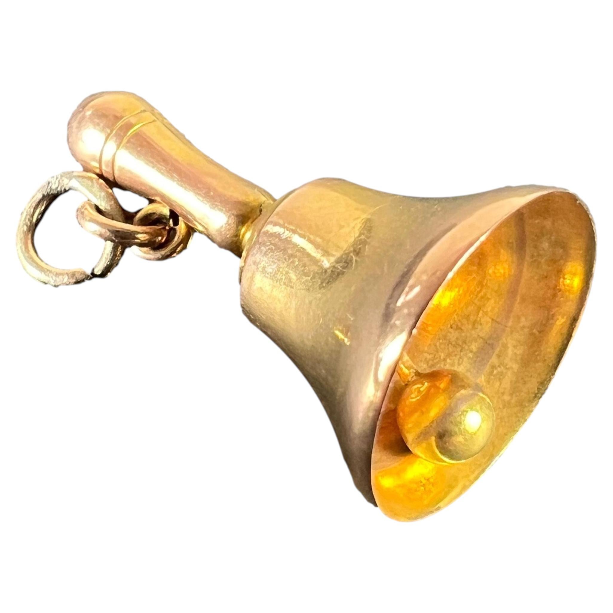 Colgante de oro amarillo de 9 quilates con encanto de campana de mano de época