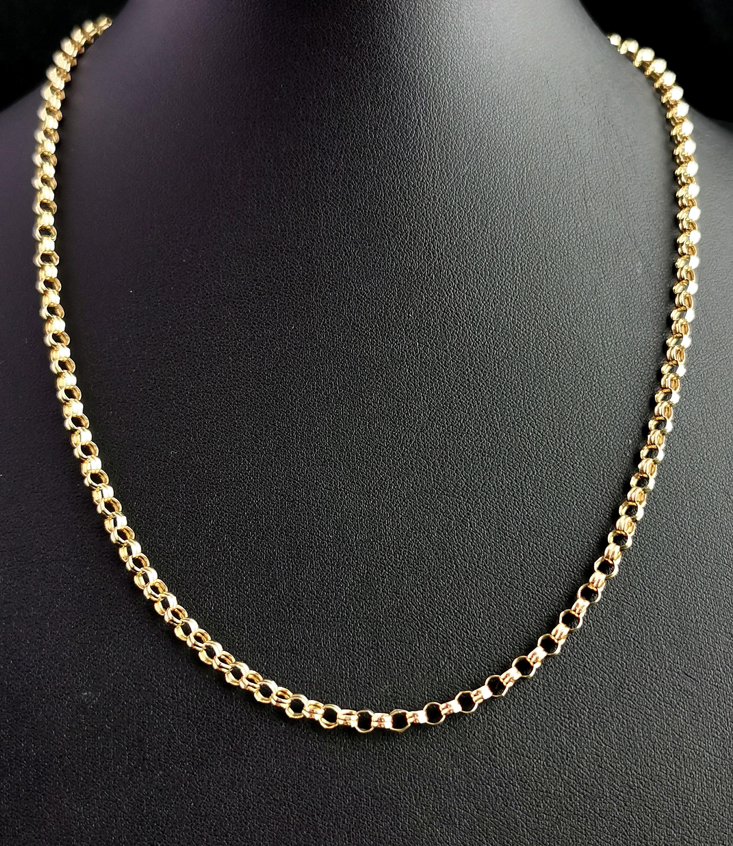 A gorgeous vintage, 90s era 9kt yellow gold rolo link Chain necklace.

Grooved double style rolo links in a rich 9kt yellow gold in a nice wearable length.

This beautiful chain necklace is perfect for layering and fastens with a lobster claw clasp,