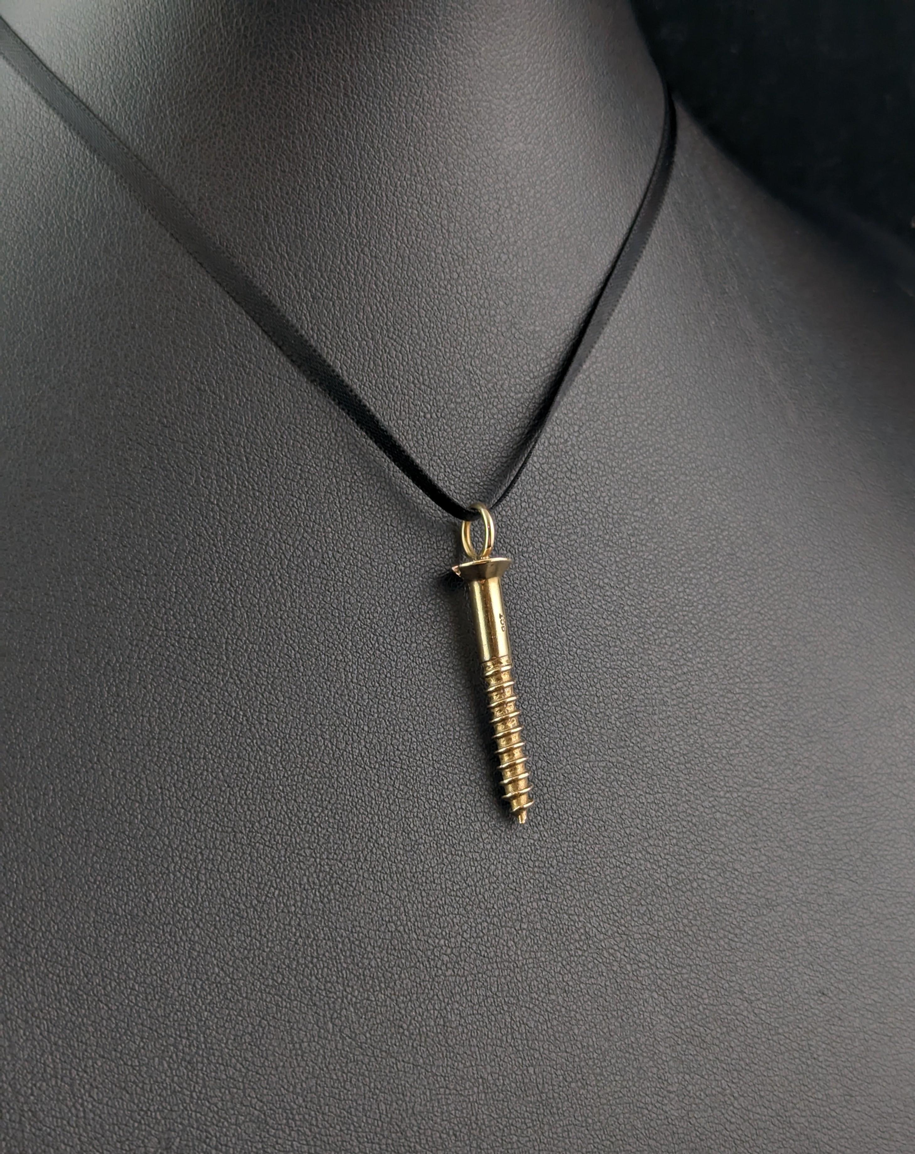 Vintage 9k yellow gold screw pendant, Mid century, Novelty  In Good Condition For Sale In NEWARK, GB