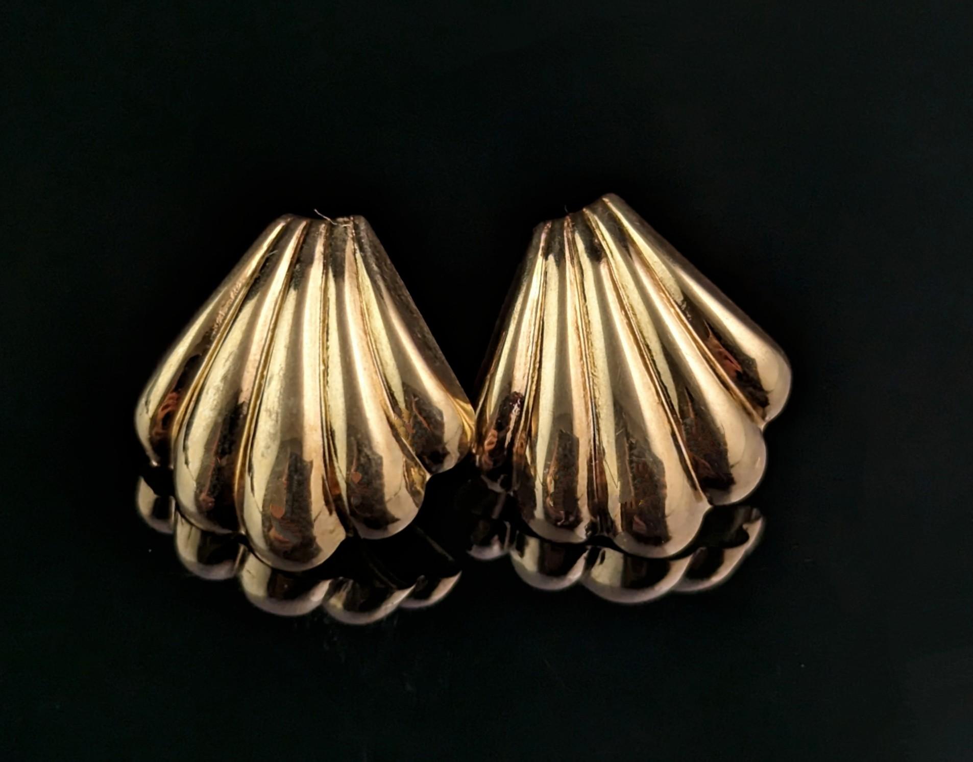 A gorgeous pair of vintage 9ct gold shell stud earrings.

Lightweight and easy to wear these pretty shell shaped studs will add a touch of warm beachy vibes to your look.

They are made from 9ct yellow gold and the are post fittings with butterfly