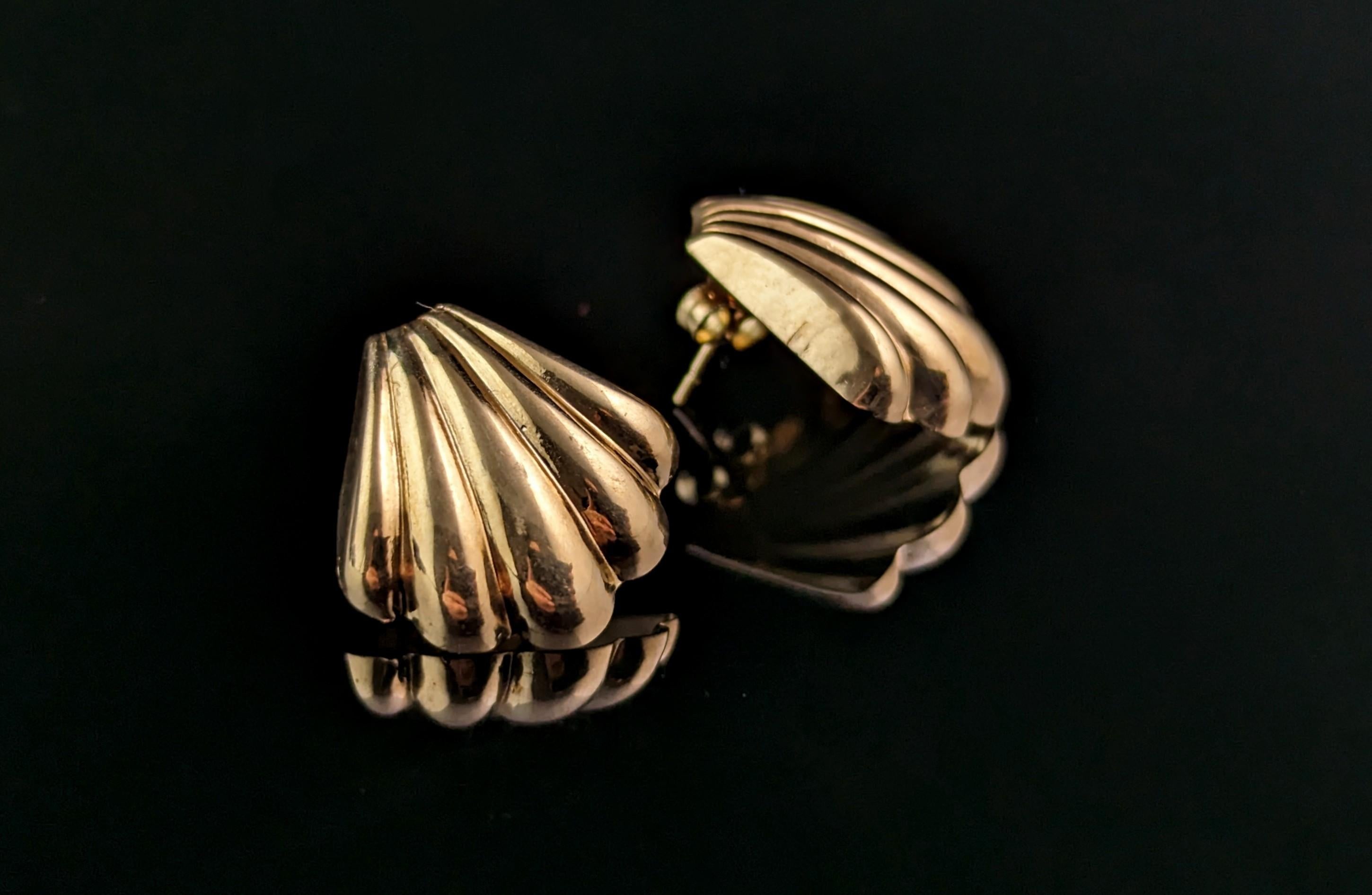 Vintage 9k yellow gold shell stud earrings  In Good Condition In NEWARK, GB