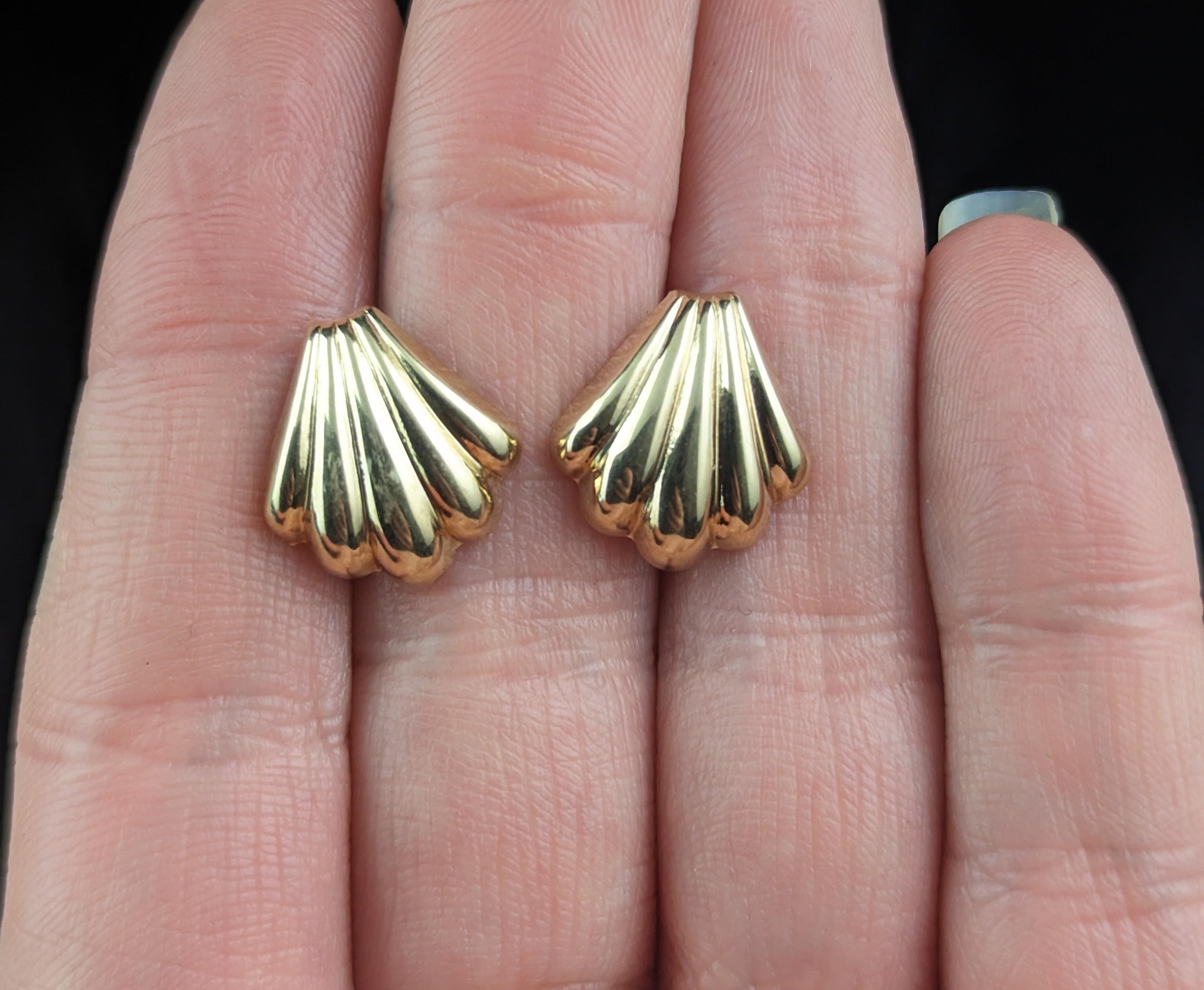 Women's Vintage 9k yellow gold shell stud earrings 