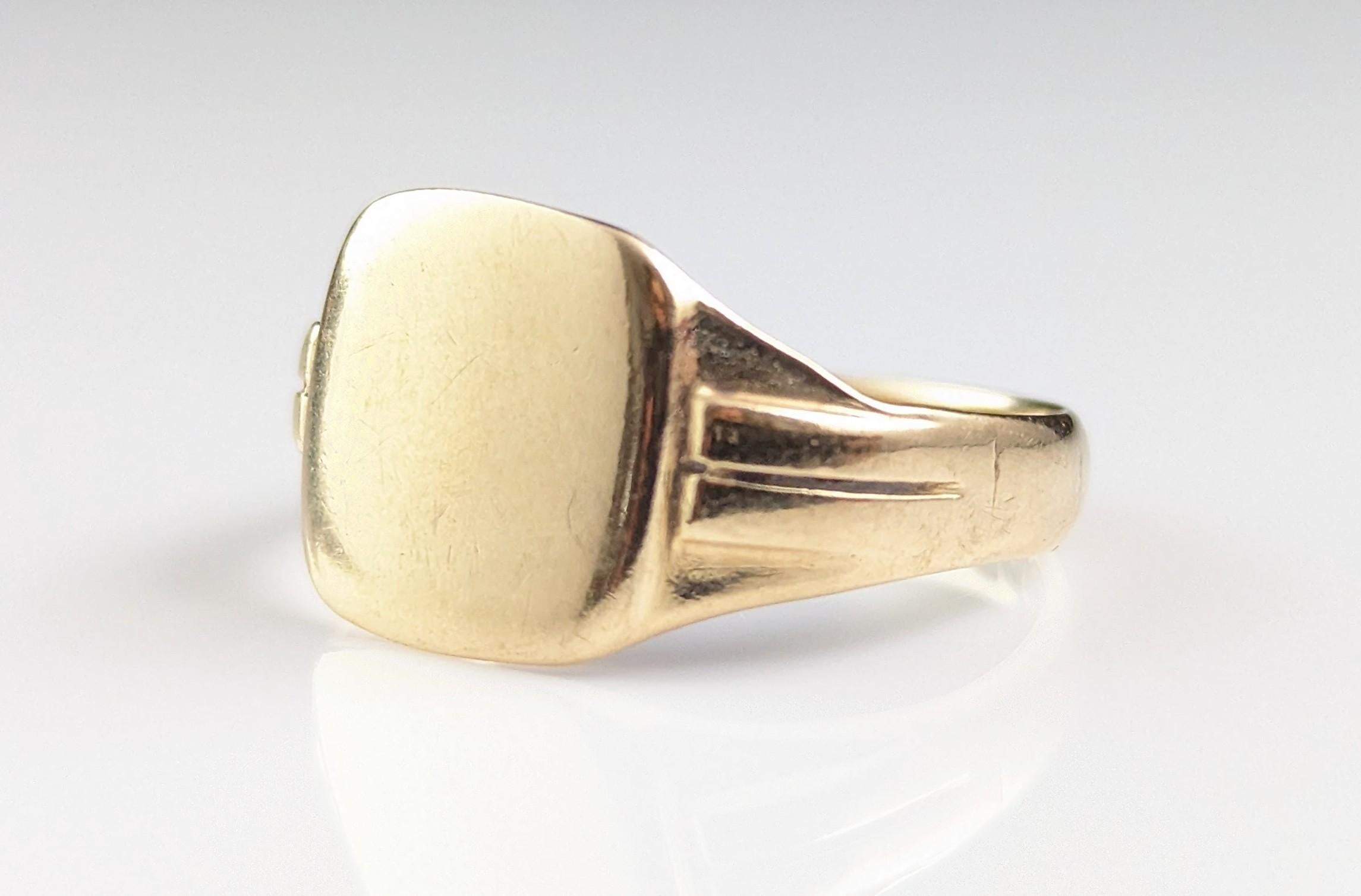 Vintage 9k yellow gold signet ring, Mid century  For Sale 2