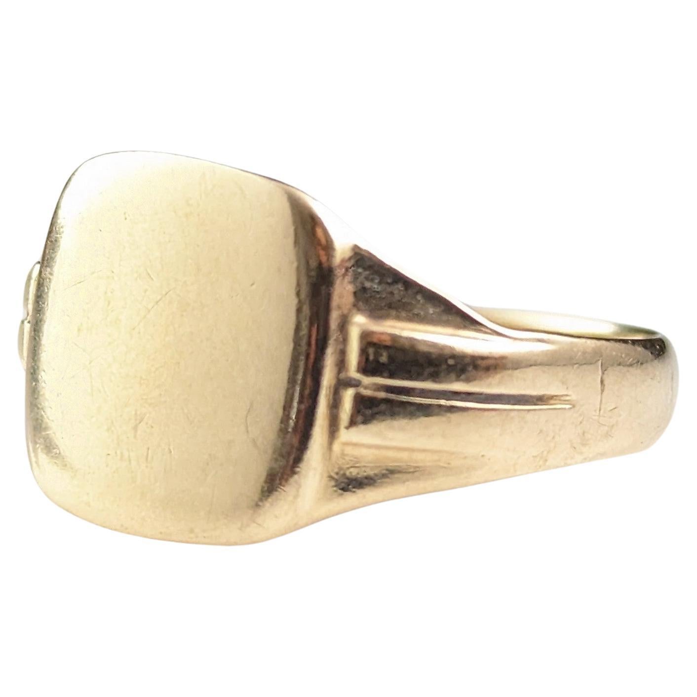 Vintage 9k yellow gold signet ring, Mid century  For Sale