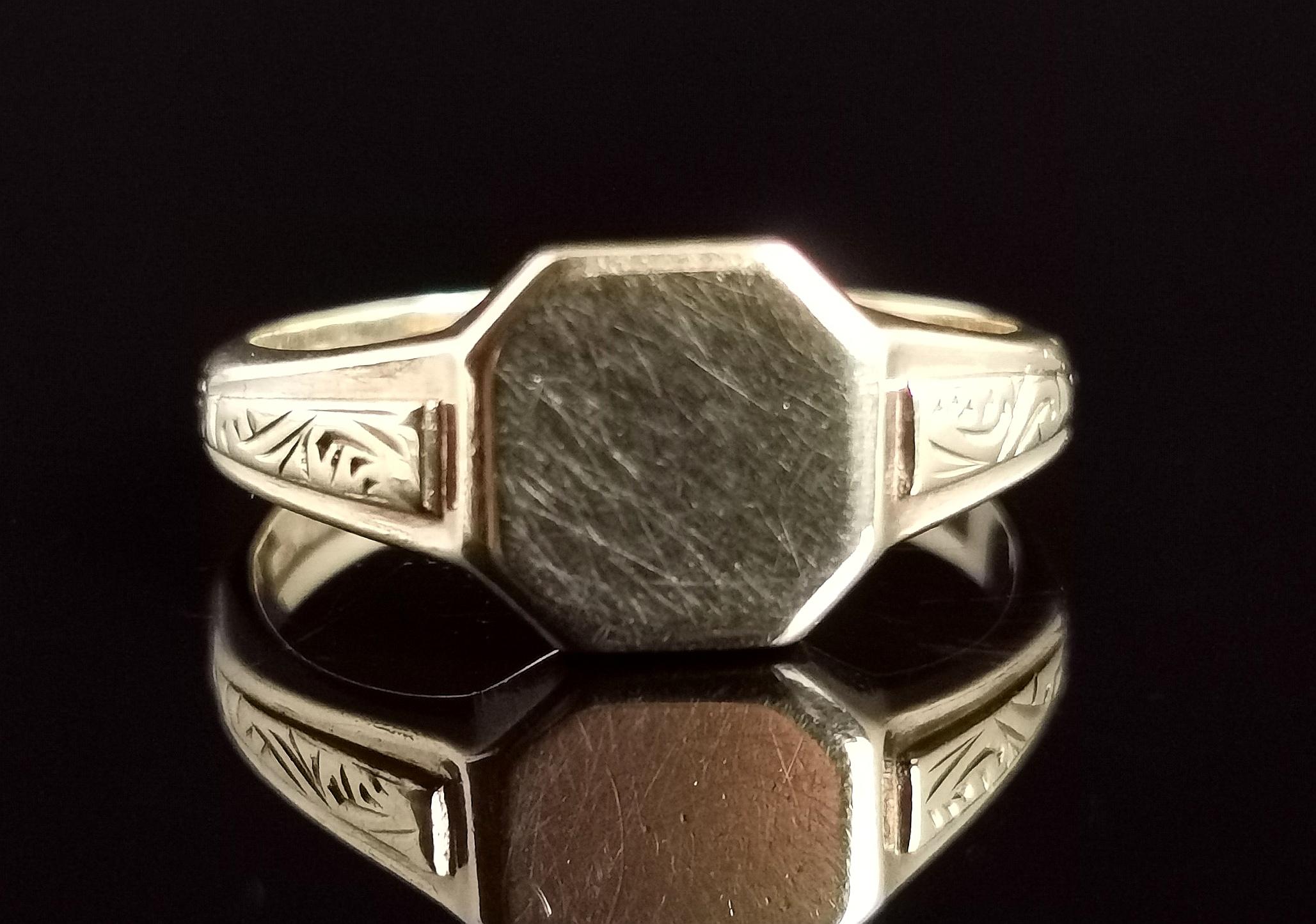 Ein süßer kleiner Siegelring aus 9kt Gelbgold.

Trotz seiner geringen Größe ist er recht klobig und hat einen schönen satten Glanz, das quadratische Gesicht wurde nicht graviert, so dass es auf Wunsch personalisiert werden könnte, um ein tolles
