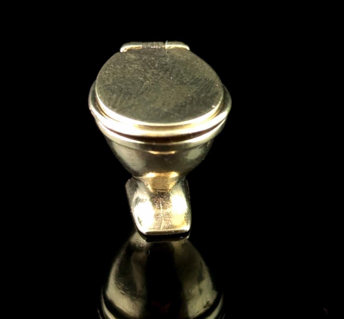 Vintage 9k yellow gold Toilet pendant, Articulated, Mid century, lavatory In Good Condition For Sale In NEWARK, GB