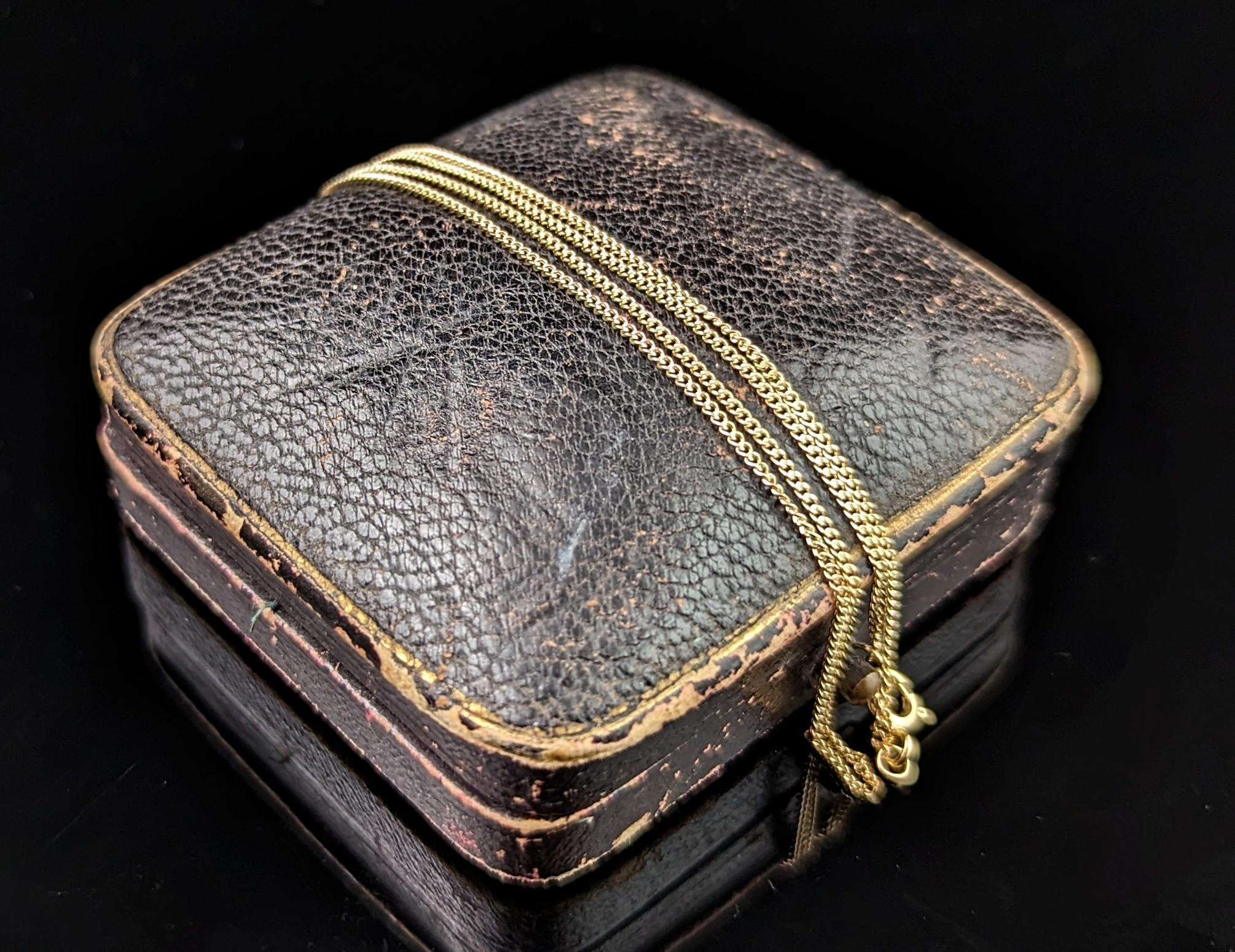 Eine stilvolle Vintage-Kette aus 9-karätigem Gold wie diese ist die perfekte Ergänzung zu Ihren kleinen Medaillons, Anhängern und Charms.

Es handelt sich um eine robustere Spurenkette mit einem kastenförmigen Panzerglied in sattem Gelbgold und