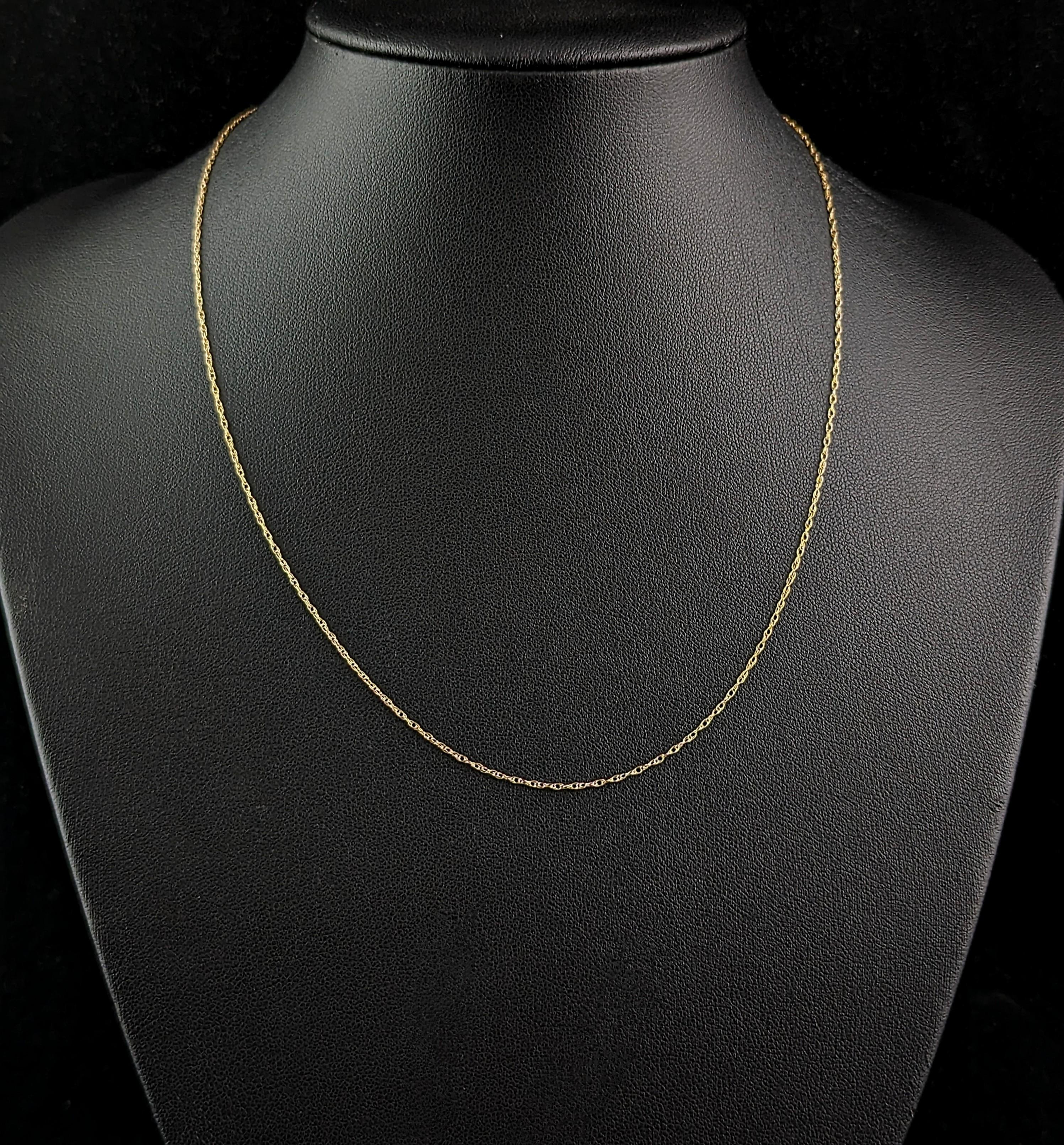 A fine dainty vintage 9ct gold trace chain such as this is the perfect accompaniment to your favourite small lockets, pendants and charms.

It is a fine fancy trace link in a rich yellow gold with a spring ring clasp.

It is a good length and will