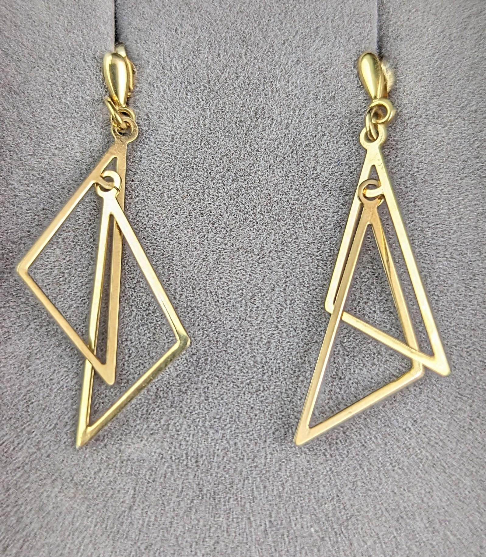 Ein wunderschönes Paar Vintage-Ohrringe aus 9 Karat Gelbgold.

Das modernistische Paar besteht aus zwei durchbrochenen, ineinander greifenden Dreiecken, die von einem eingebauten Bolzen herabhängen.

Sie haben die richtige Menge an Schimmer, da die