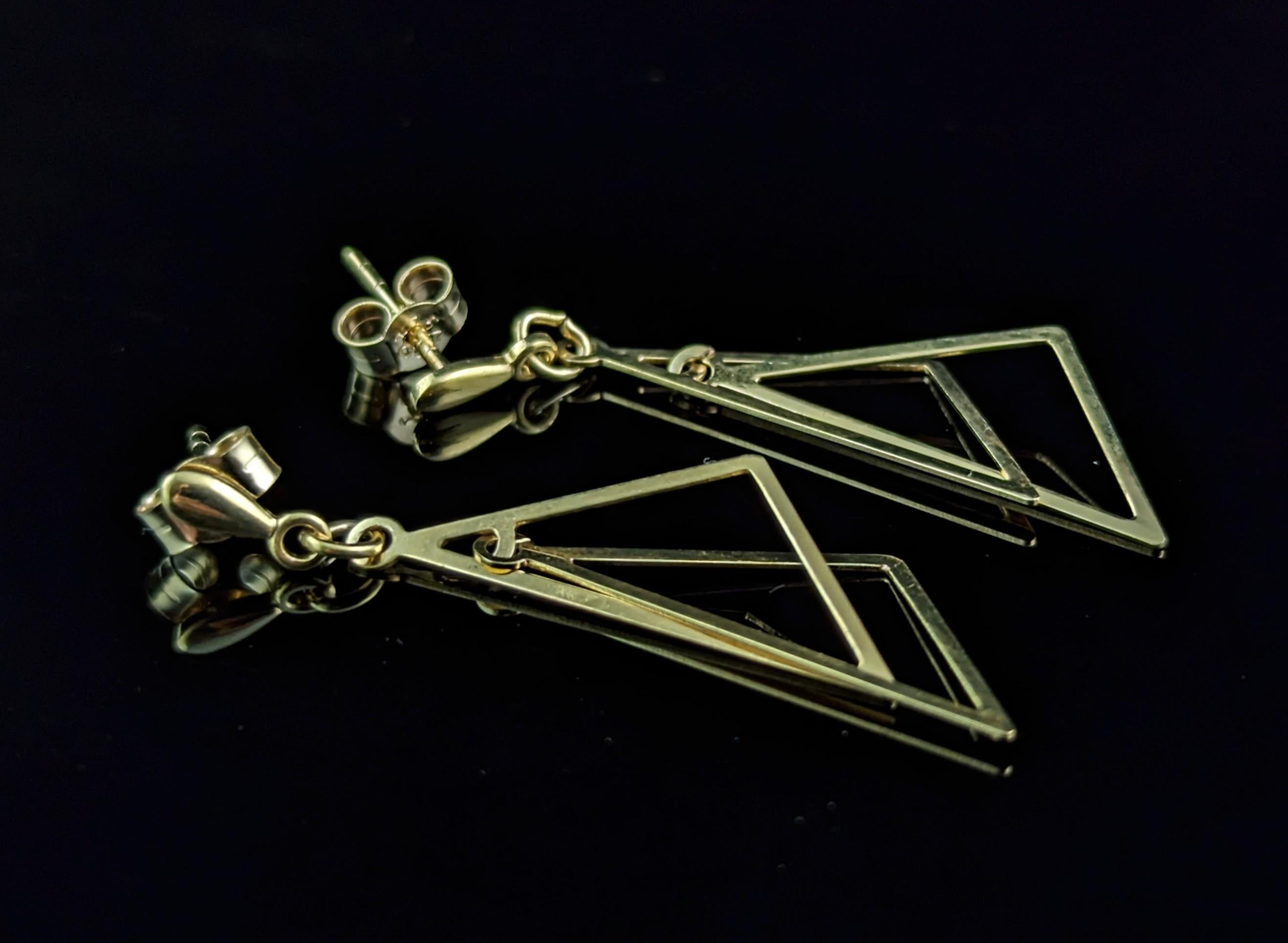 Vintage 9k yellow gold triangle drop earrings, 1980s  In Good Condition For Sale In NEWARK, GB