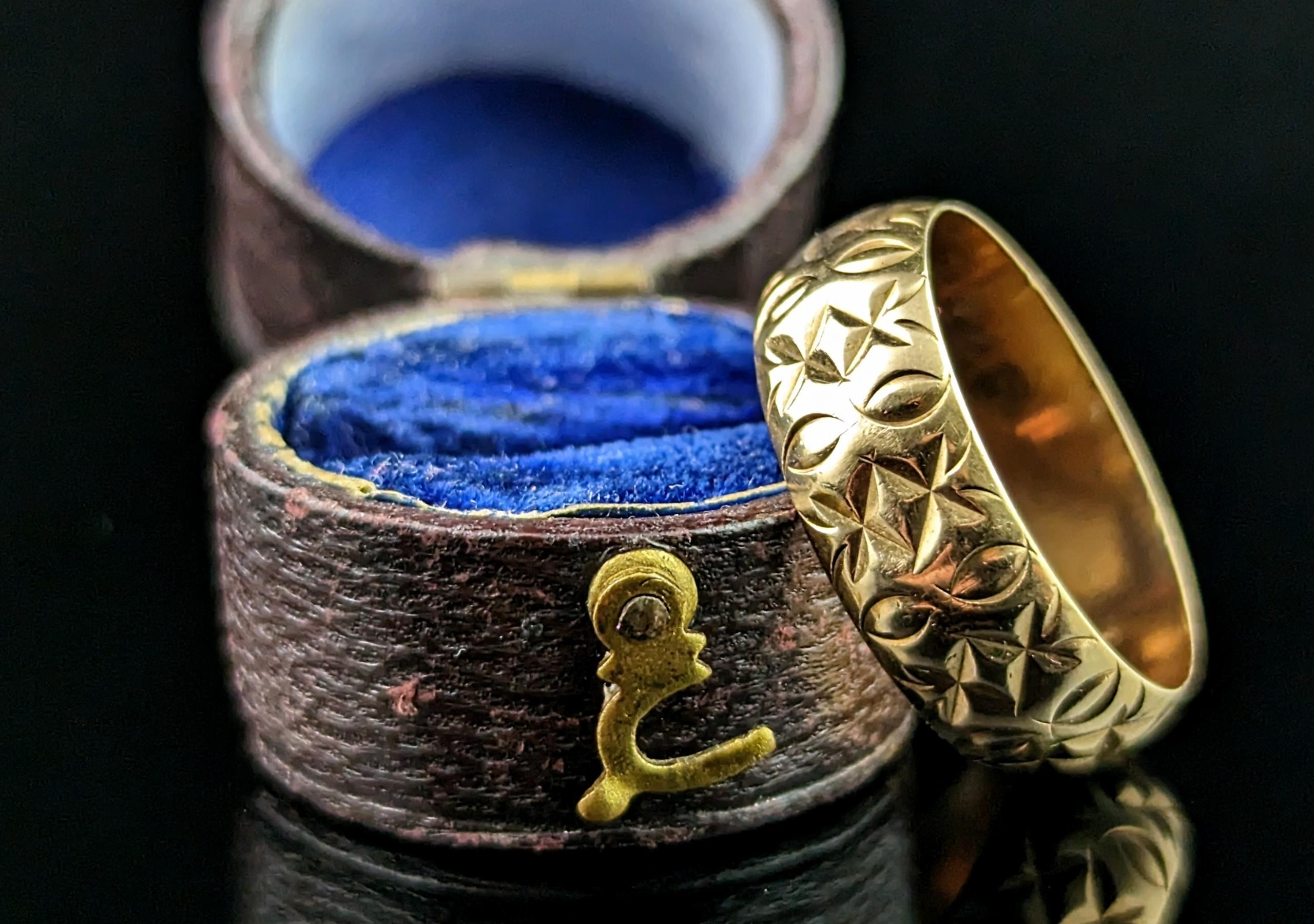Eine wunderschöne Vintage 9ct Gelbgold Band Ring.

Es handelt sich um einen klobigen und breiten Ring mit einem leicht gewölbten Profil und einem attraktiven Gravurmuster.

Dieses Stück hebt den einfachen Bandring mit einem lebendigen Gravurmuster