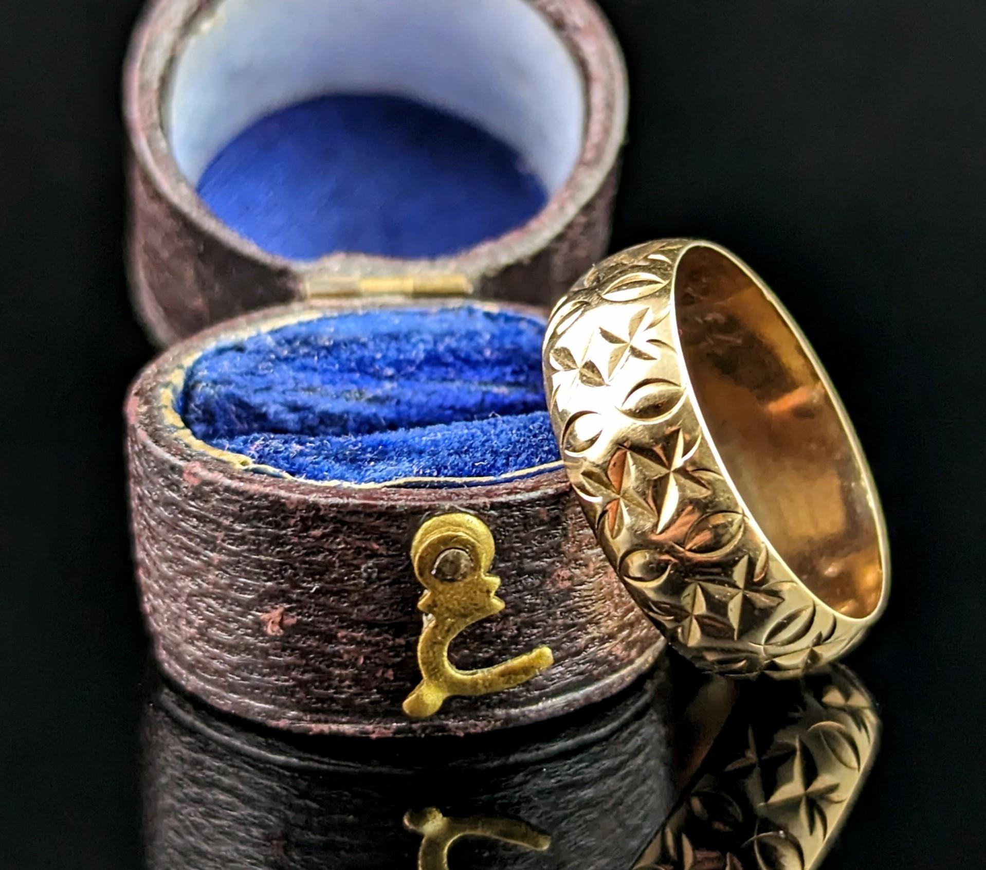 Breiter Vintage-Ring aus 9 Karat Gelbgold, graviert, klobig  für Damen oder Herren im Angebot