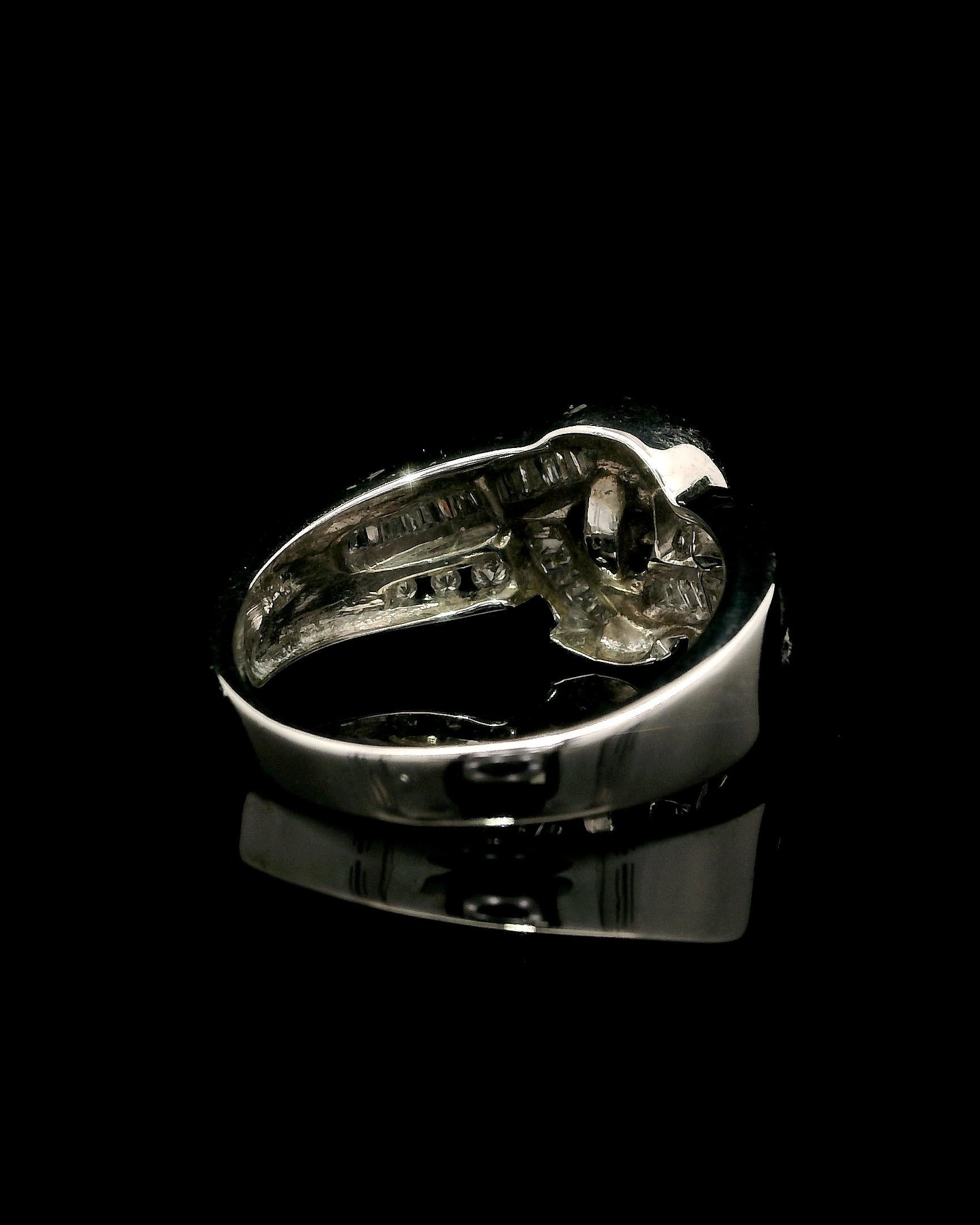 Anello con diamanti in oro 9kt vintage - circa 1,00 carati di diamanti tondi e baguette in vendita 7