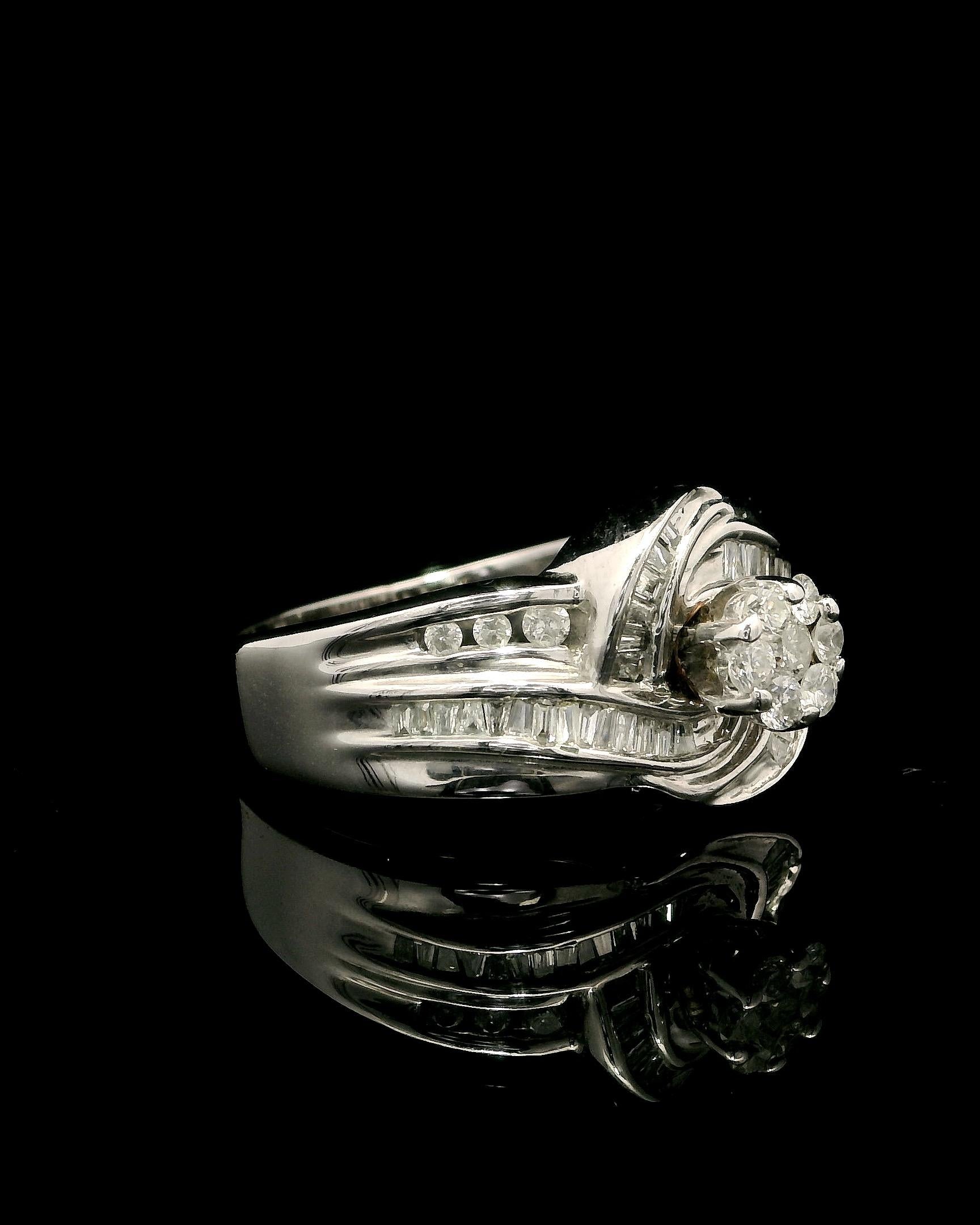 Taglio baguette Anello con diamanti in oro 9kt vintage - circa 1,00 carati di diamanti tondi e baguette in vendita