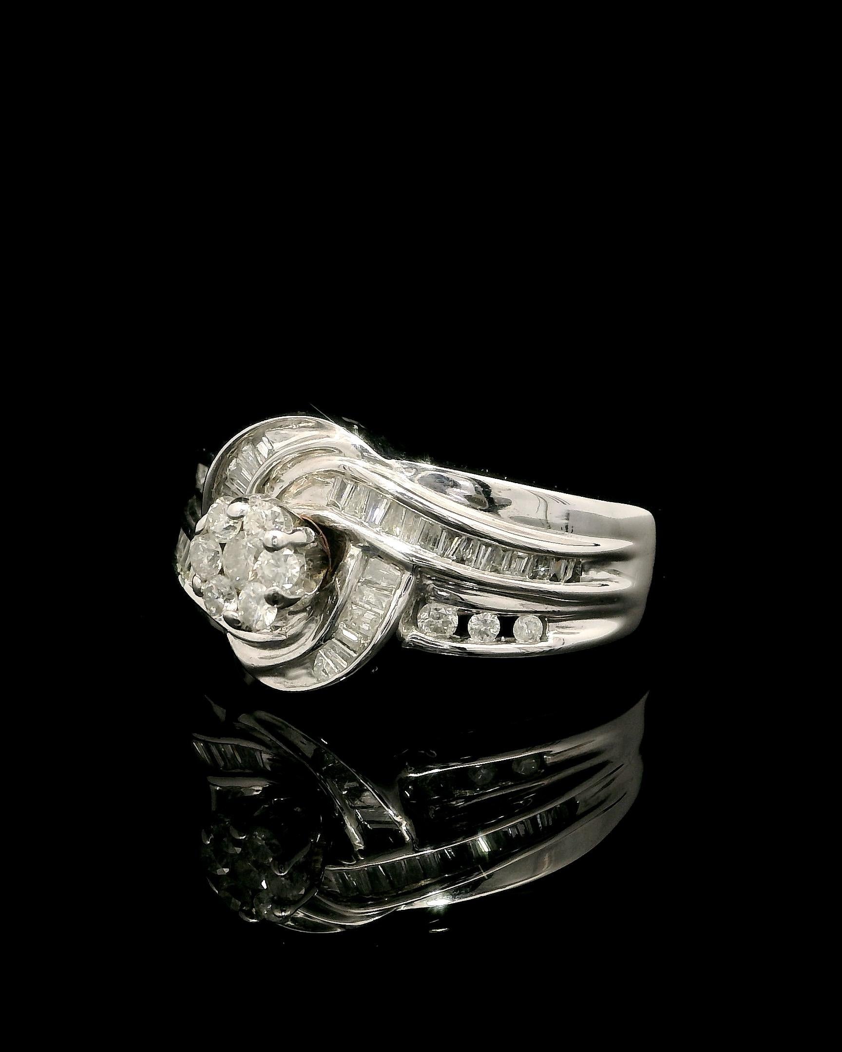 Anello con diamanti in oro 9kt vintage - circa 1,00 carati di diamanti tondi e baguette in vendita 3