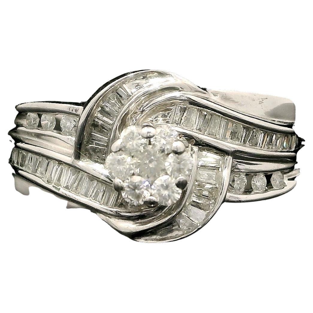 Anello con diamanti in oro 9kt vintage - circa 1,00 carati di diamanti tondi e baguette in vendita