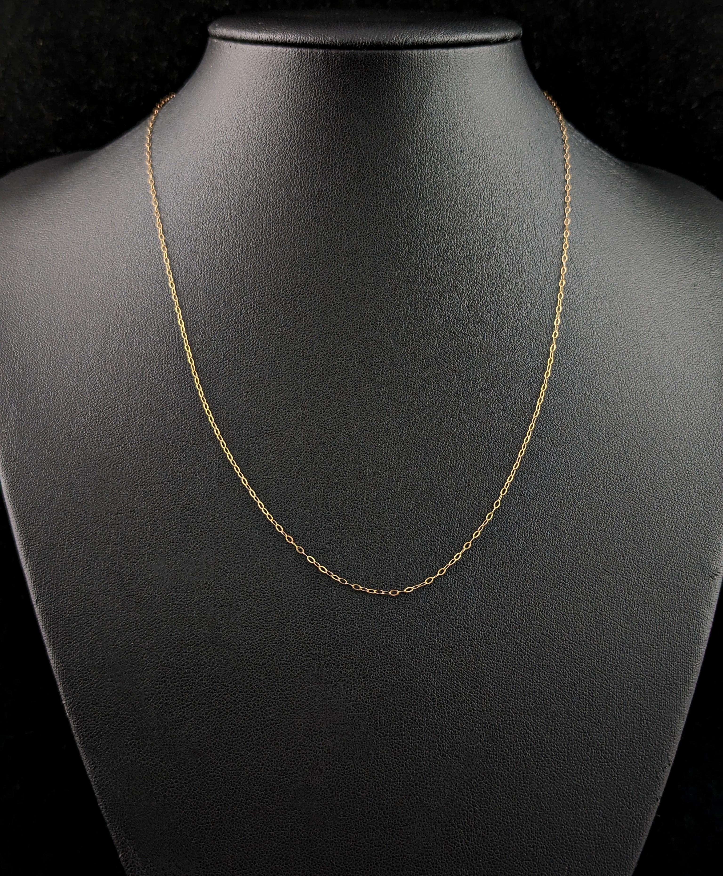 A fine dainty vintage 9ct gold trace chain such as this is the perfect accompaniment to your favourite small lockets, pendants and charms.

It is a fine rolo trace link in a rich yellow gold with a spring ring clasp.

It is a good length and will