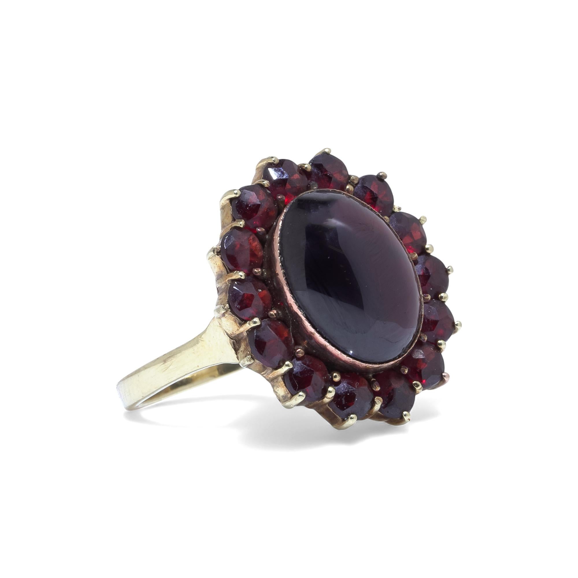 Victorien Vintage 9KT Gold Garnet Cluster Ring en vente