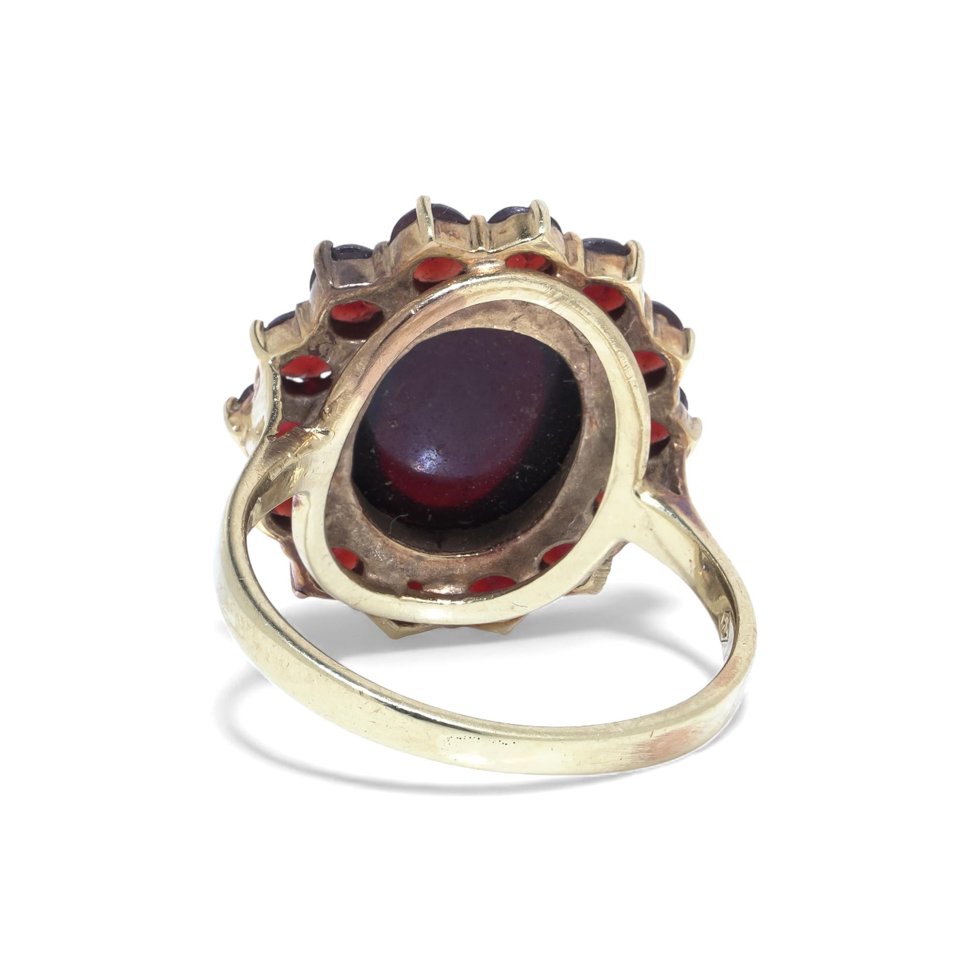 Taille ovale Vintage 9KT Gold Garnet Cluster Ring en vente