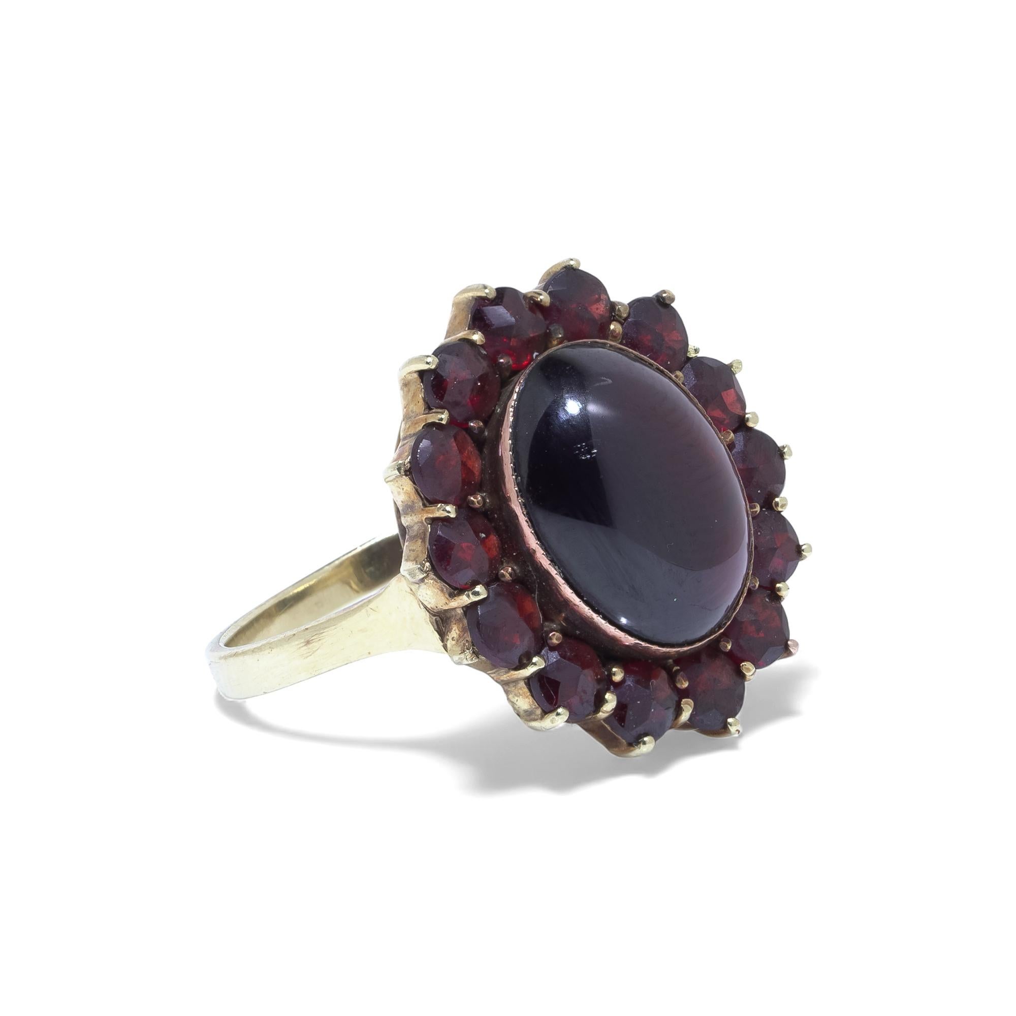Vintage 9KT Gold Garnet Cluster Ring Bon état - En vente à Braintree, GB